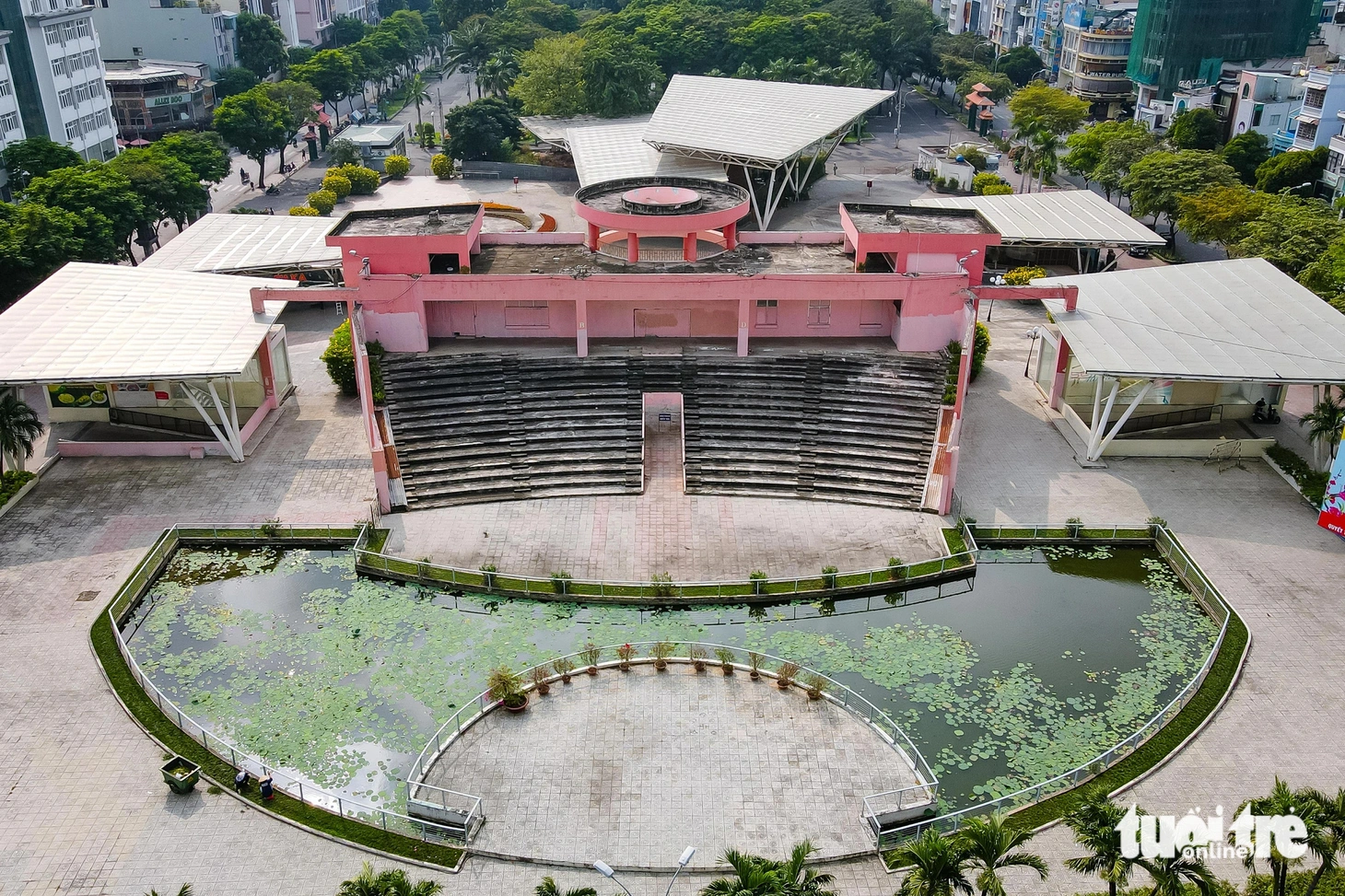 Khối nhà của sân khấu Sen Hồng đã tháo gỡ phần kính. Sân khấu biểu diễn đang để trống; hồ sen đã cải tạo hành lang đảm bảo an toàn; khán đài đã tháo dỡ tấm gỗ lót màu, khu vực xung quanh sân khấu đã được cải tạo mặt nền, sàn còn chắc chắn