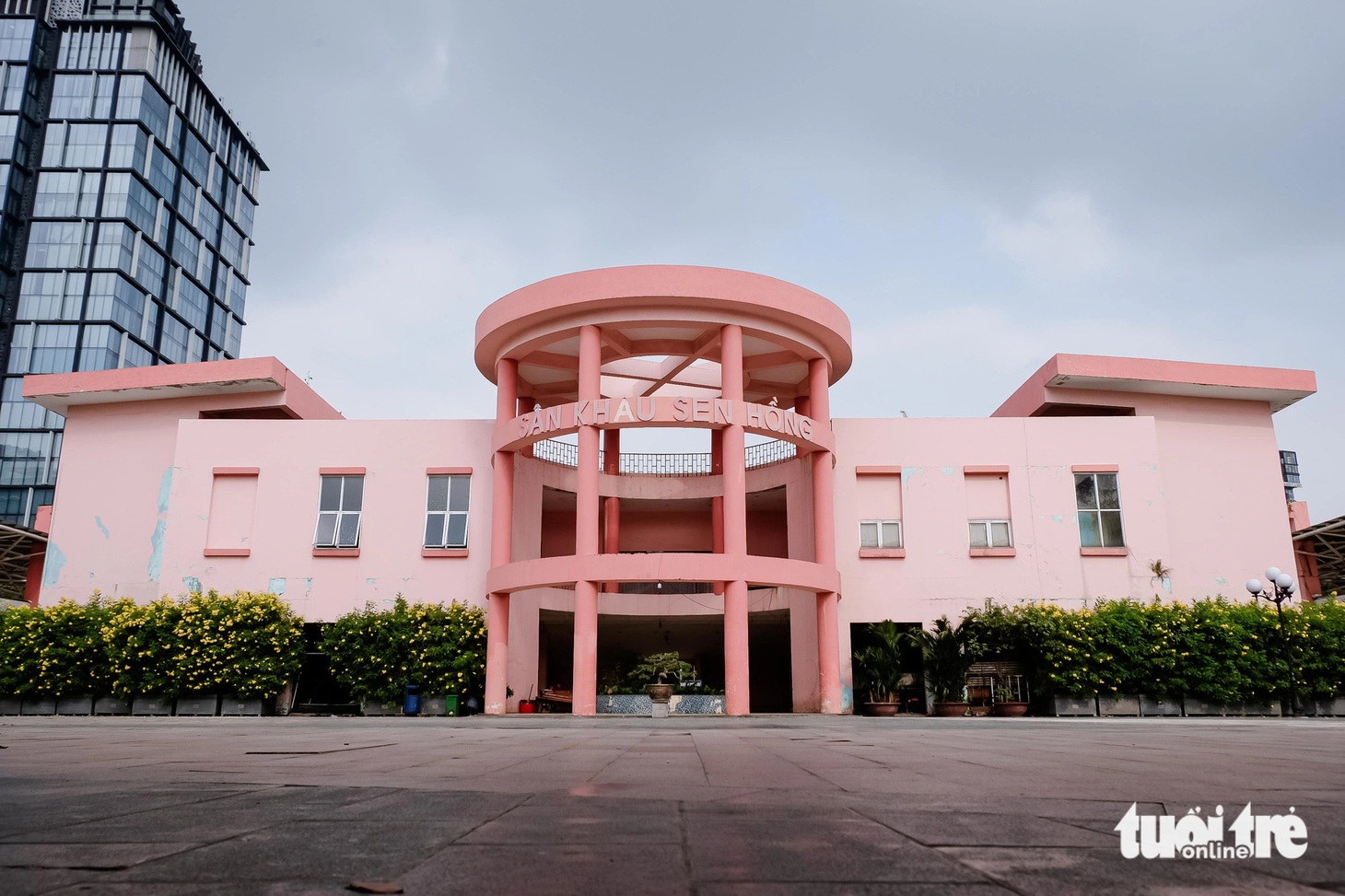 Mặt tiền bên ngoài sân khấu