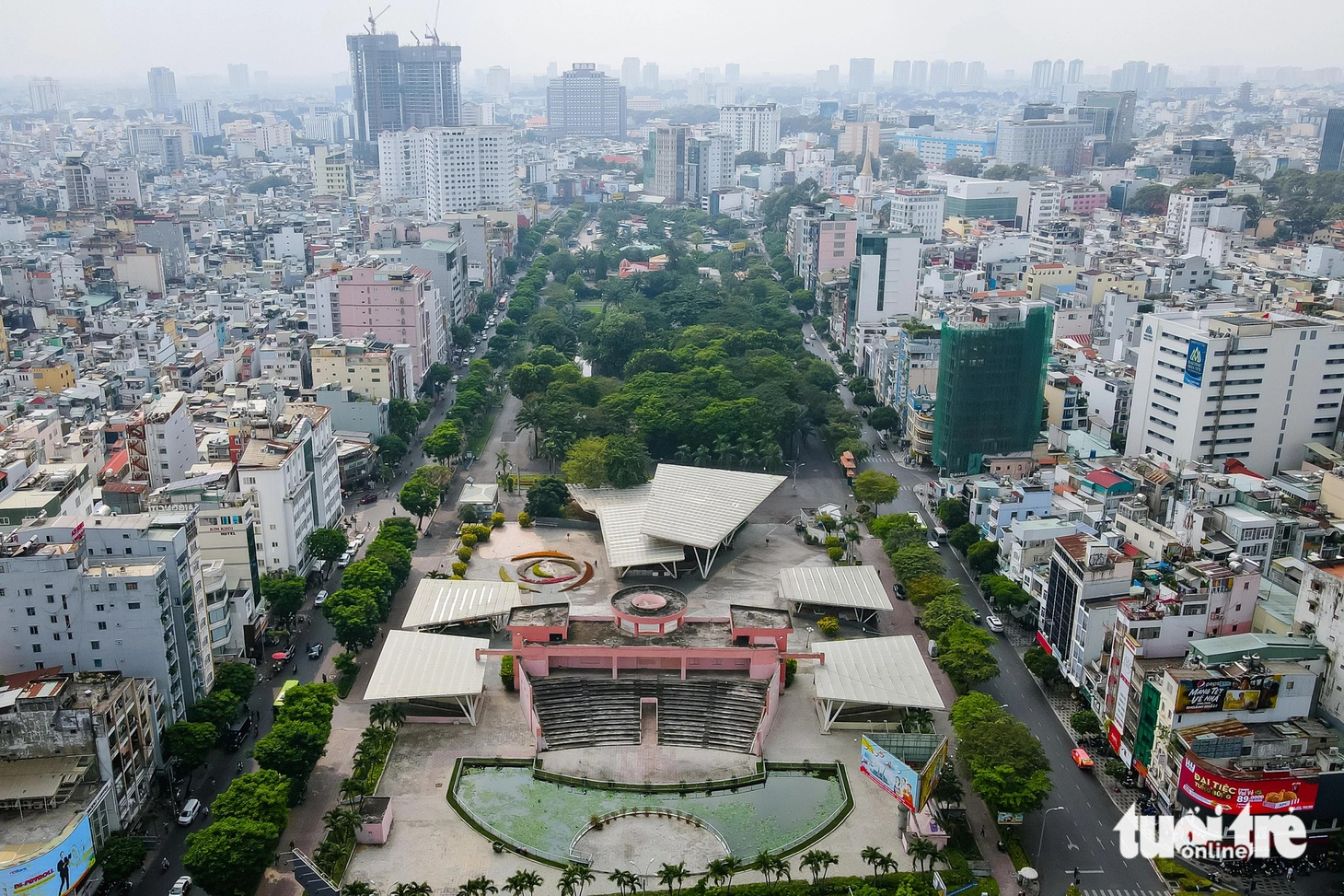 Sân khấu Sen Hồng có sức chứa 1.500 khán giả, ra mắt công chúng vào năm 2013, nhằm tạo thêm một nơi biểu diễn nghệ thuật bổ ích cho thiếu nhi và người dân TP, du khách quốc tế