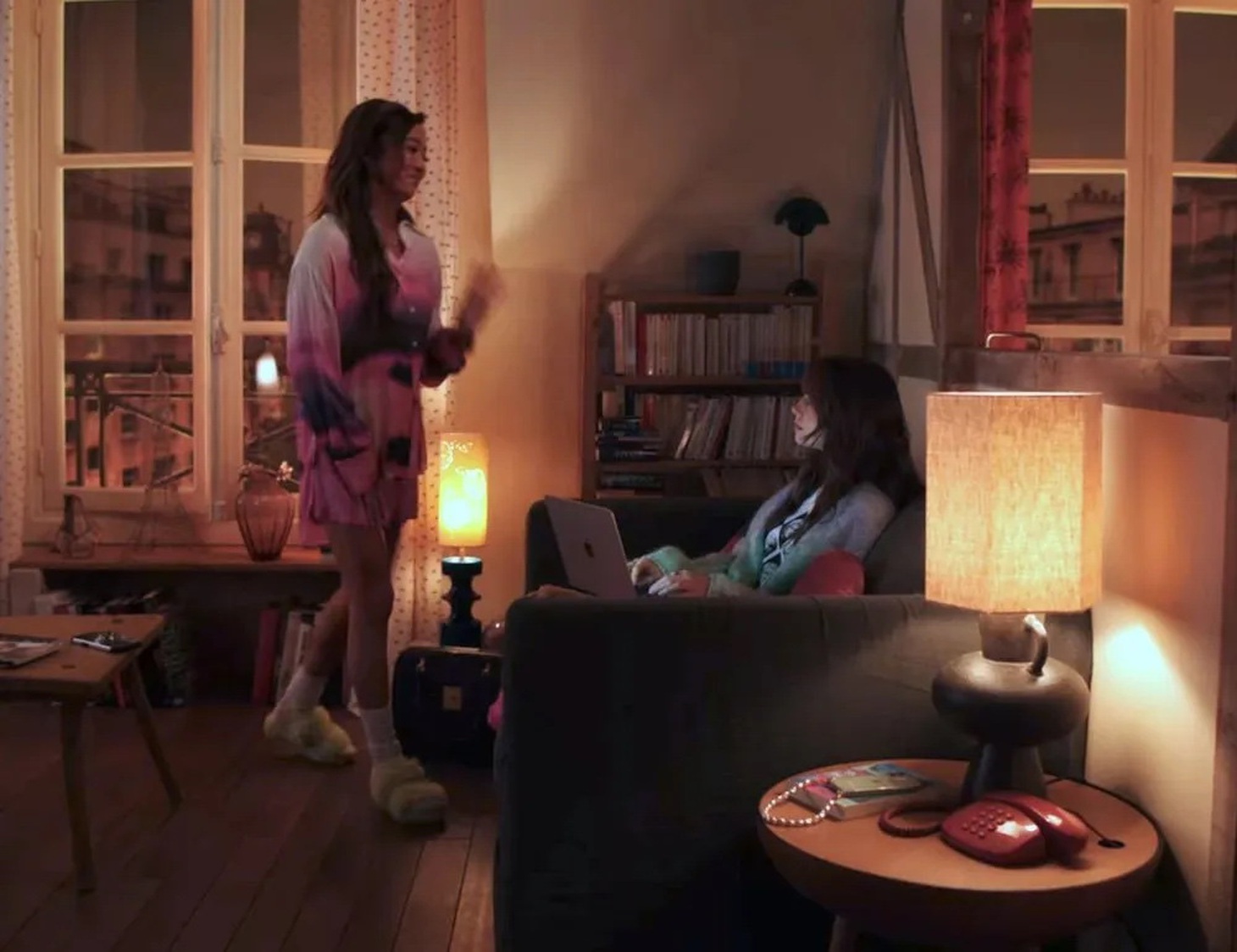 4 không gian 'Emily in Paris' tràn ngập cảm hứng trang trí - Ảnh 9.