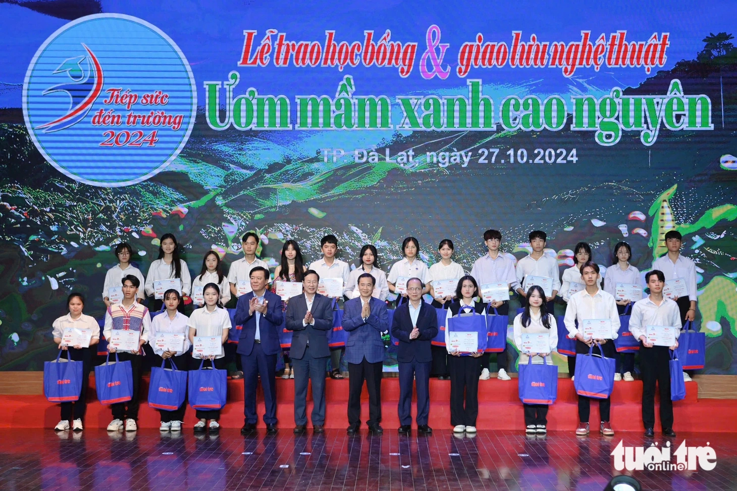 Tiếp sức đến trường SV Tây Nguyên: Nữ sinh không cha mẹ muốn bán bánh quanh giảng đường kiếm sống - Ảnh 28.