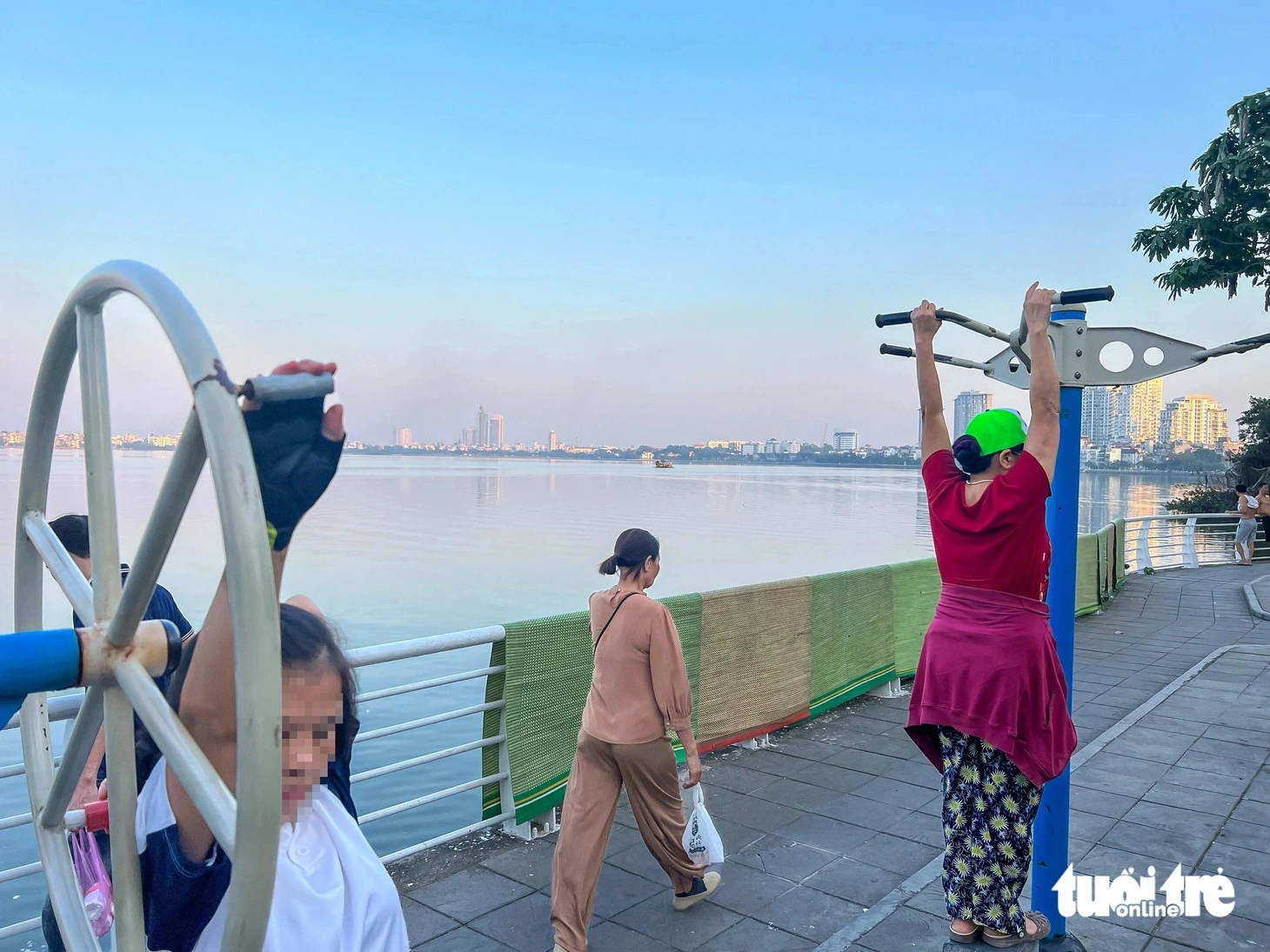 Vỉa hè dọc hồ Tây biến thành nơi ăn, chốn nhậu nhộn nhịp - Ảnh 9.