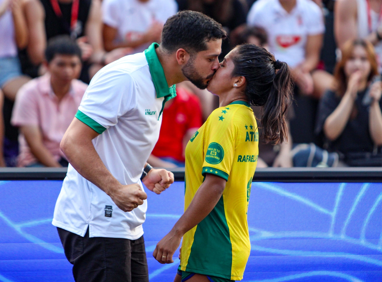 Chuyện tình ngọt ngào của nữ VĐV Brazil tại Giải teqball thế giới - Ảnh 1.