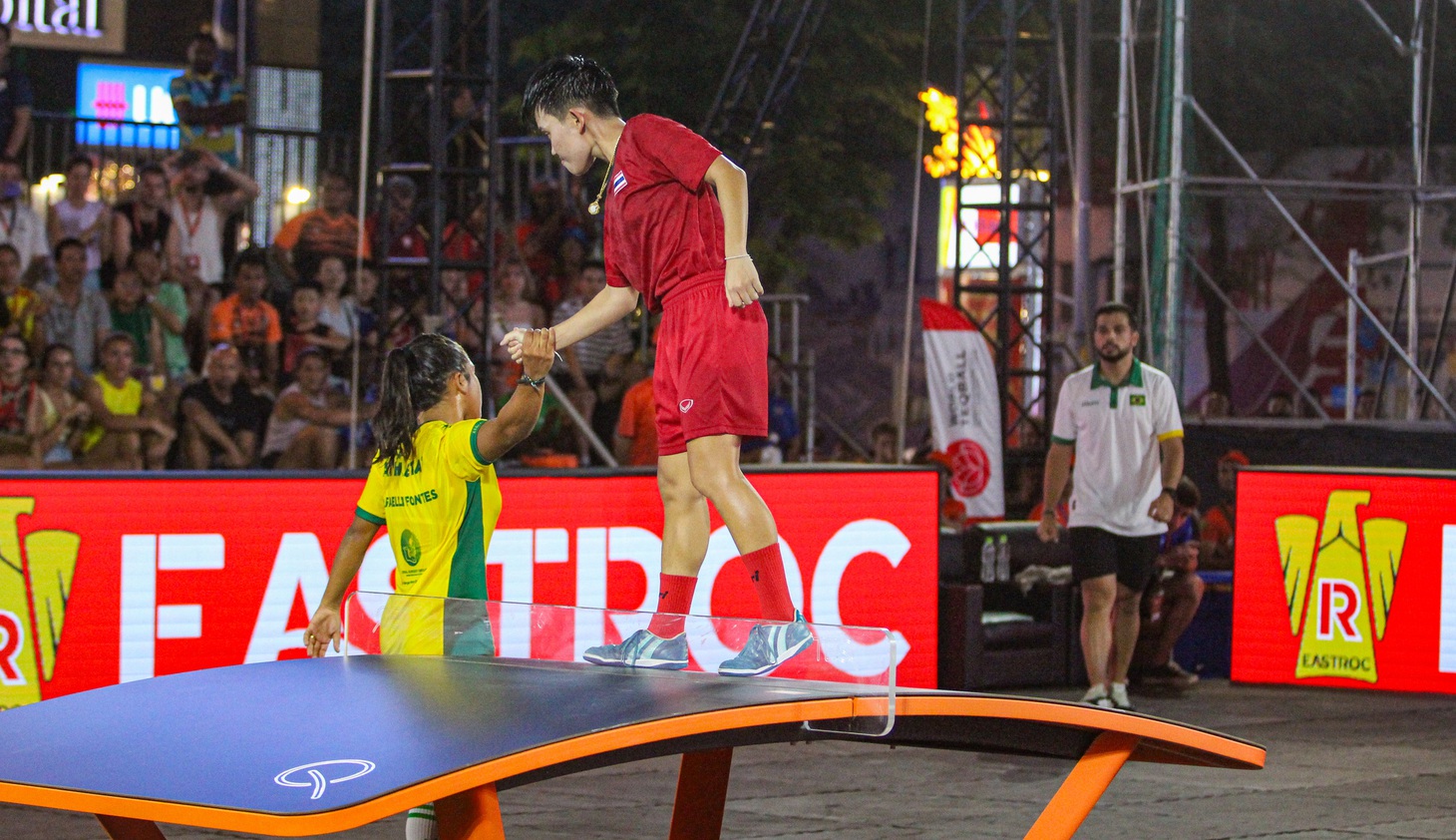 Chuyện tình ngọt ngào của nữ VĐV Brazil tại Giải teqball thế giới - Ảnh 3.
