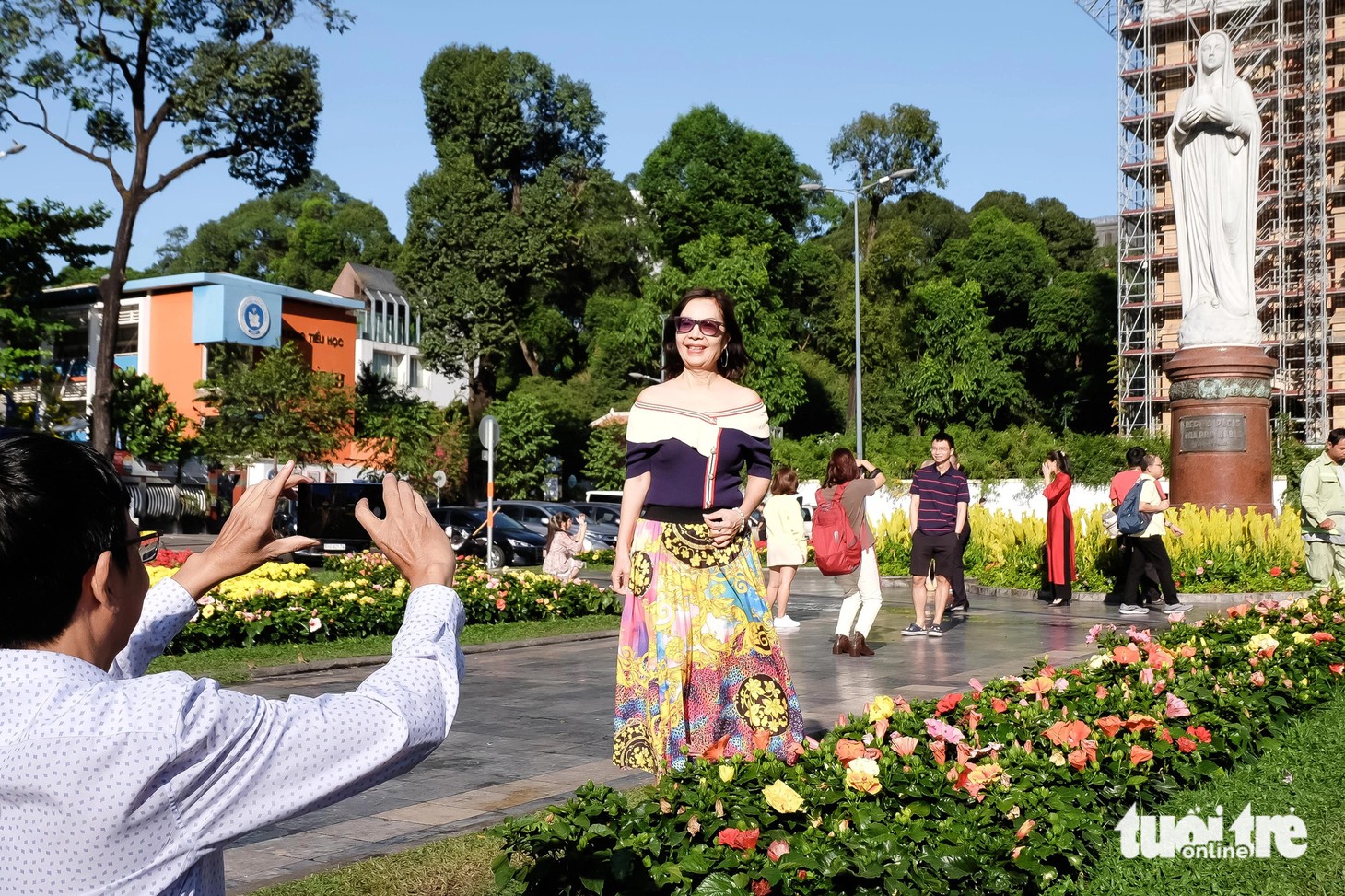 Người dân tập trung trước khu vực nhà thờ Đức Bà (quận 1) - một trong những biểu tượng của TP.HCM để cầu nguyện, chụp ảnh dịp đầu năm