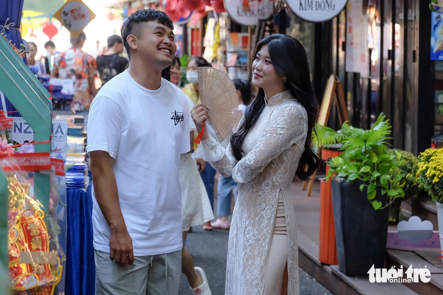 Càng về trưa, Đường sách TP.HCM (quận 1) càng đông đúc. Nhiều bạn trẻ đến đây tham quan, chụp ảnh đầu năm