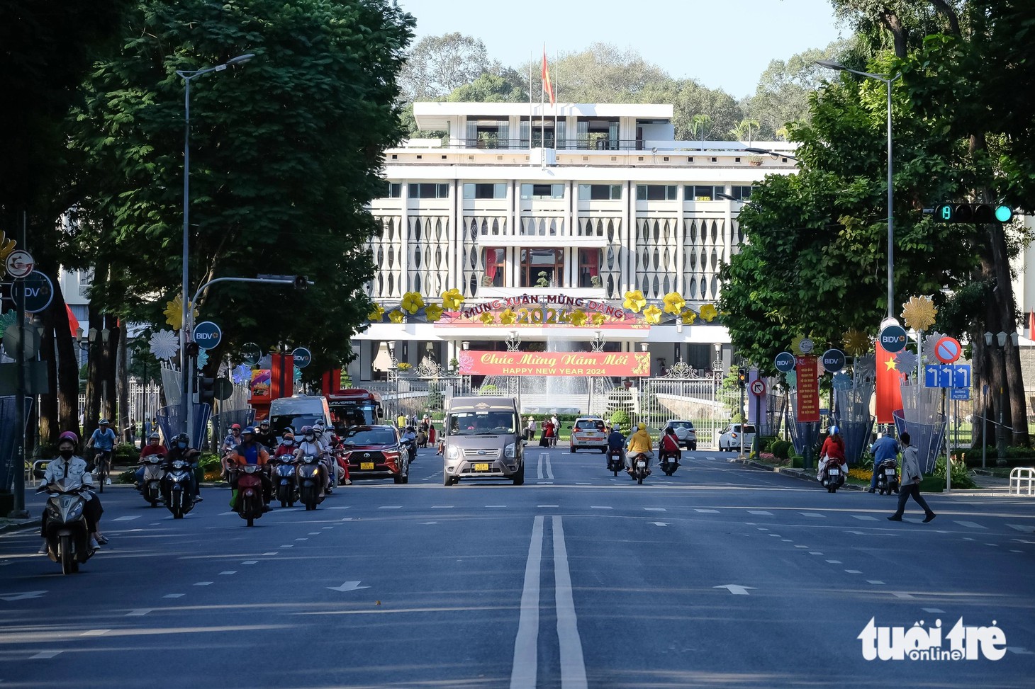 Đường Lê Duẩn (quận 1) hướng về Dinh Độc Lập vắng vẻ sáng mùng 2 Tết