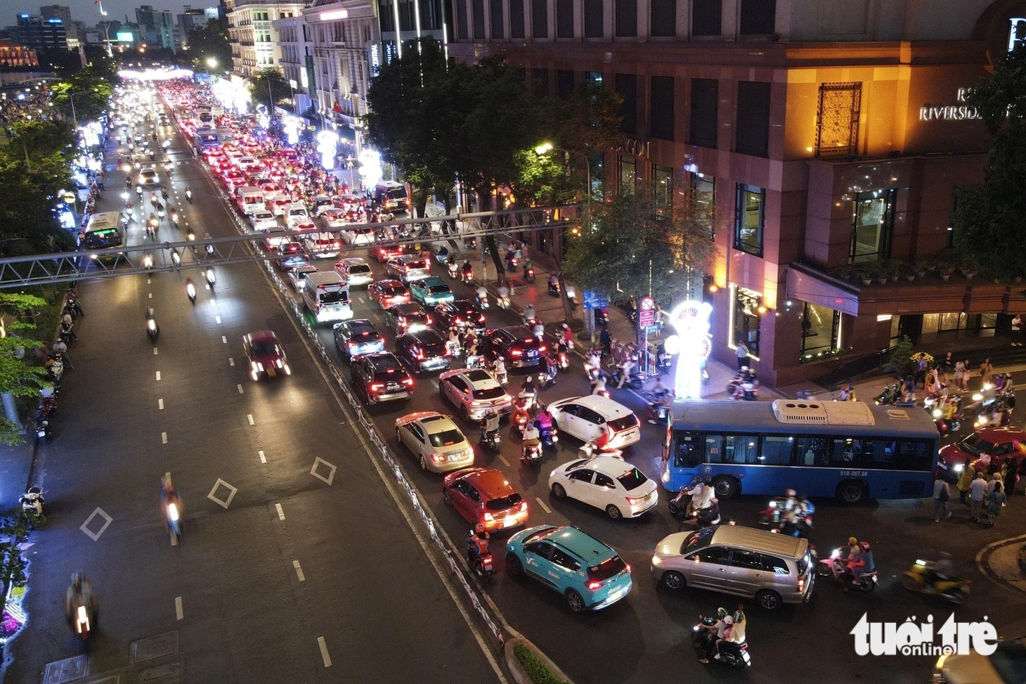 Nhiều người dân chia sẻ không ngờ ngày mùng 3 Tết lại xuất hiện cảnh kẹt xe thế này tại trung tâm TP