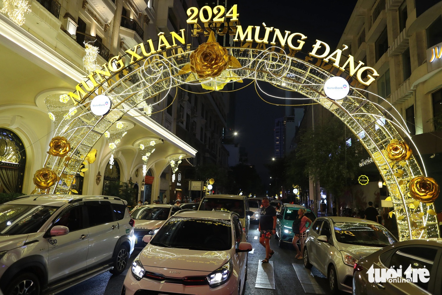 Nhiều ô tô từ đường Đồng Khởi đổ ra Tôn Đức Thắng tạo thành điểm nghẽn tại giao lộ này