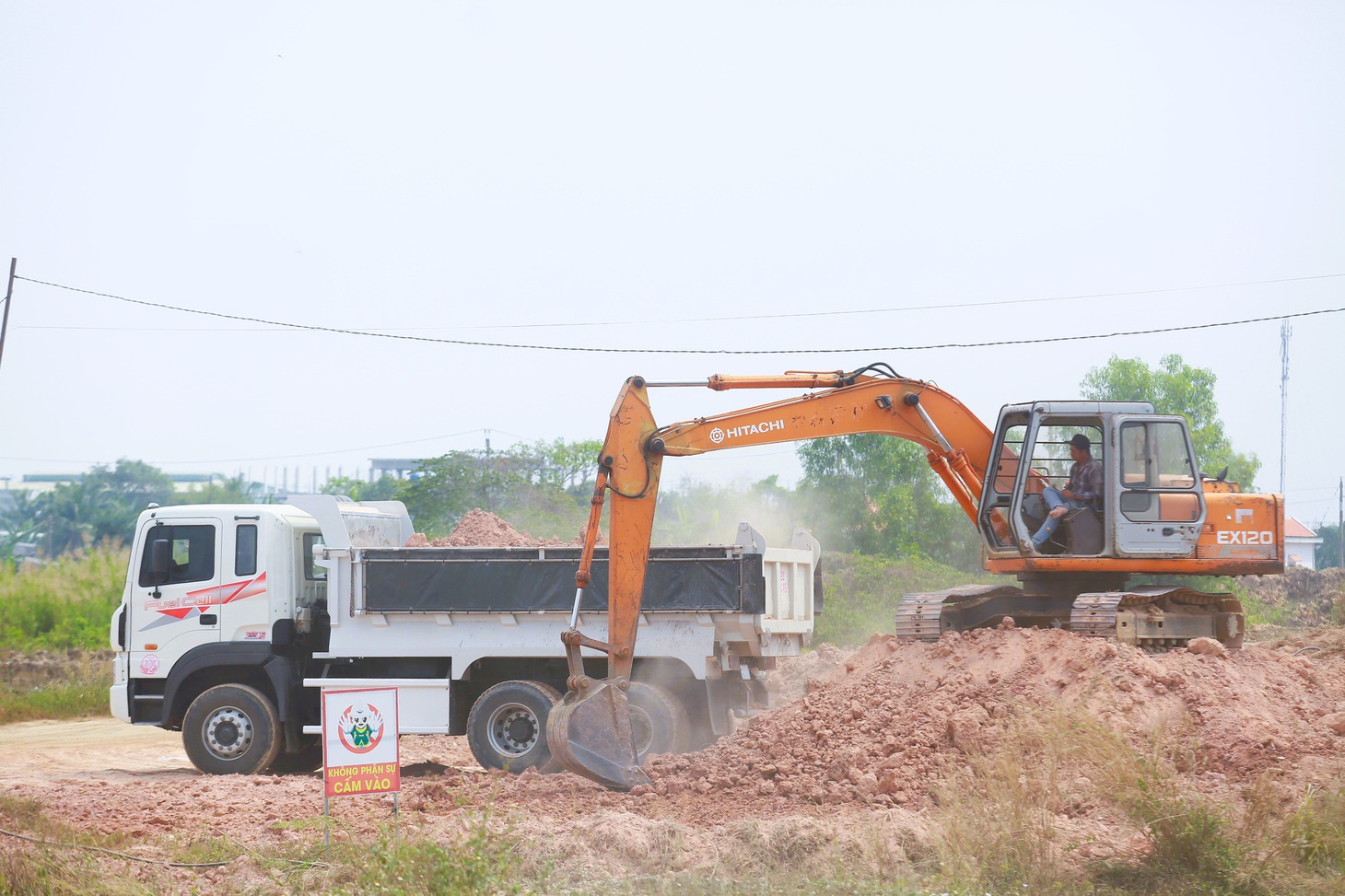 Ngay sau khi có quyết định của Thủ tướng, chủ đầu tư là Tổng công ty Đầu tư phát triển đường cao tốc Việt Nam (VEC) đã tổ chức đấu thầu tìm nhà thầu mới đối với những gói thầu chấm dứt hợp đồng để triển khai thi công các phần việc còn lại. Qua đó, dự án được "hồi sinh" thi công trở lại để hoàn thành toàn bộ vào quý 3-2025 - Ảnh: LÊ PHAN