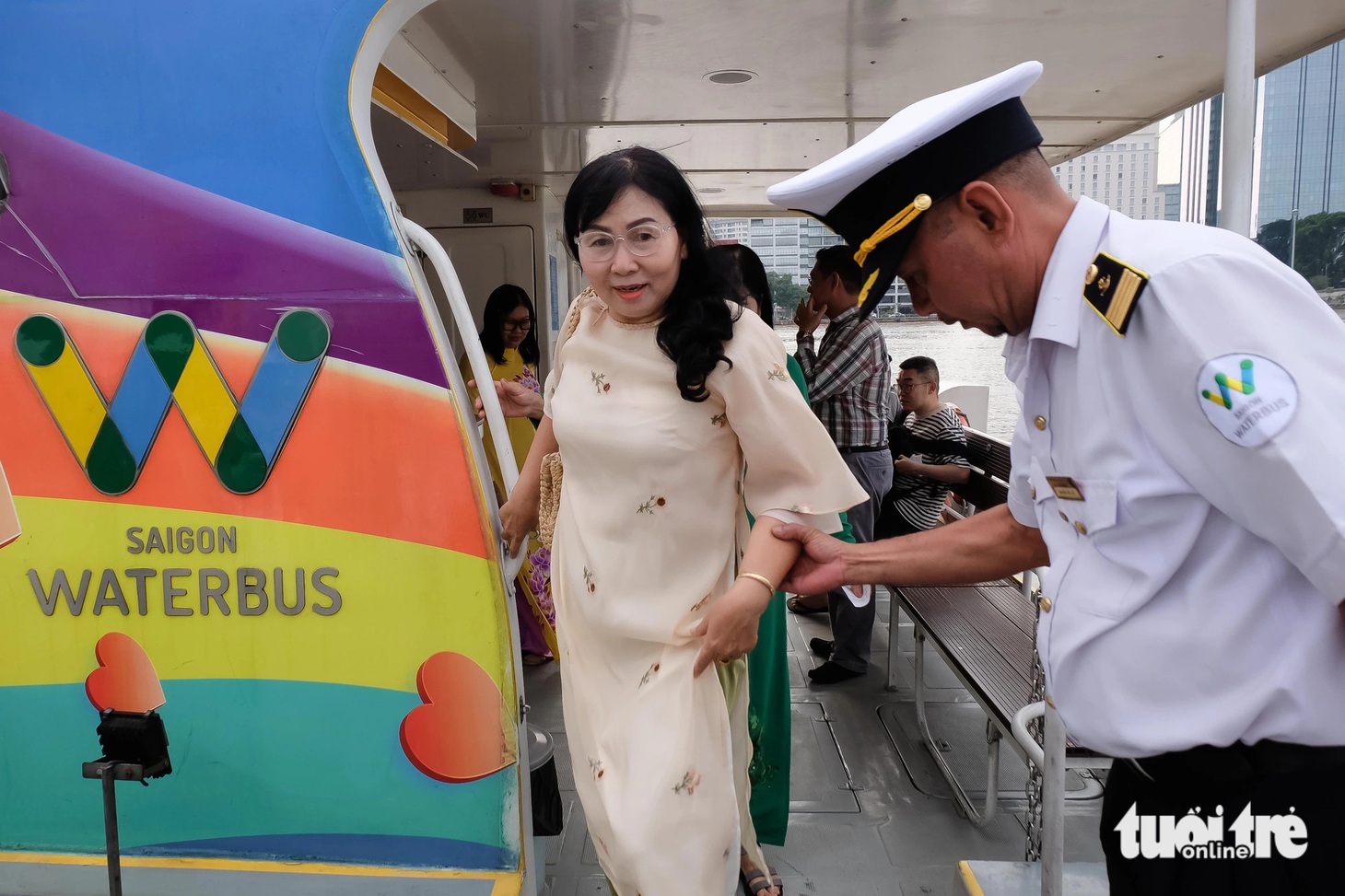 Bà Nguyễn Thị Hoàng Oanh di chuyển từ buýt sông lên khu vực công viên bờ sông Sài Gòn để tham quan, chụp ảnh. Bà nói trước đó khu vực này toàn lau sậy, nay đã lột xác hoàn toàn khiến bà ngỡ ngàng. Những chuyến phà sang sông trước đây cũng được thay bằng buýt sông hiện đại, tiện nghi nên bà Oanh rất hào hứng trải nghiệm - Ảnh: PHƯƠNG NHI