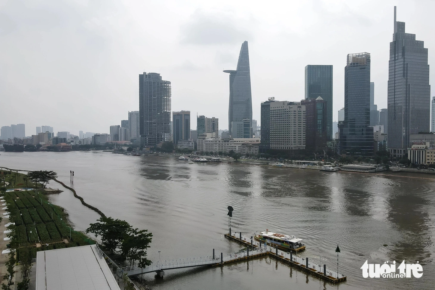 Vị trí bến phà Thủ Thiêm cũ cách bến tàu thủy Thủ Thiêm vài chục mét về phía quảng trường, cầu đi bộ thuộc công viên bờ sông Sài Gòn (TP Thủ Đức). Theo ông Nguyễn Kim Toản, bến tàu thủy Thủ Thiêm đi vào hoạt động dựa trên cảm hứng và dòng chảy ký ức của bến phà Thủ Thiêm cũ, đây có thể xem là một sự