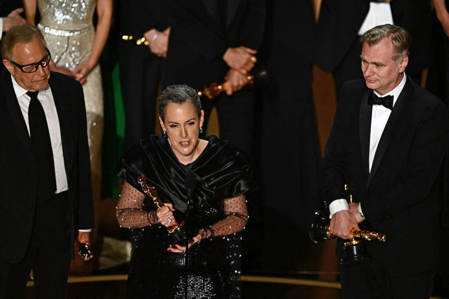 Nhà sản xuất phim Emma Thomas của Oppenheimer, vợ đạo diễn Christopher Nolan, phát biểu nhận giải - Ảnh: GETTY IMAGES