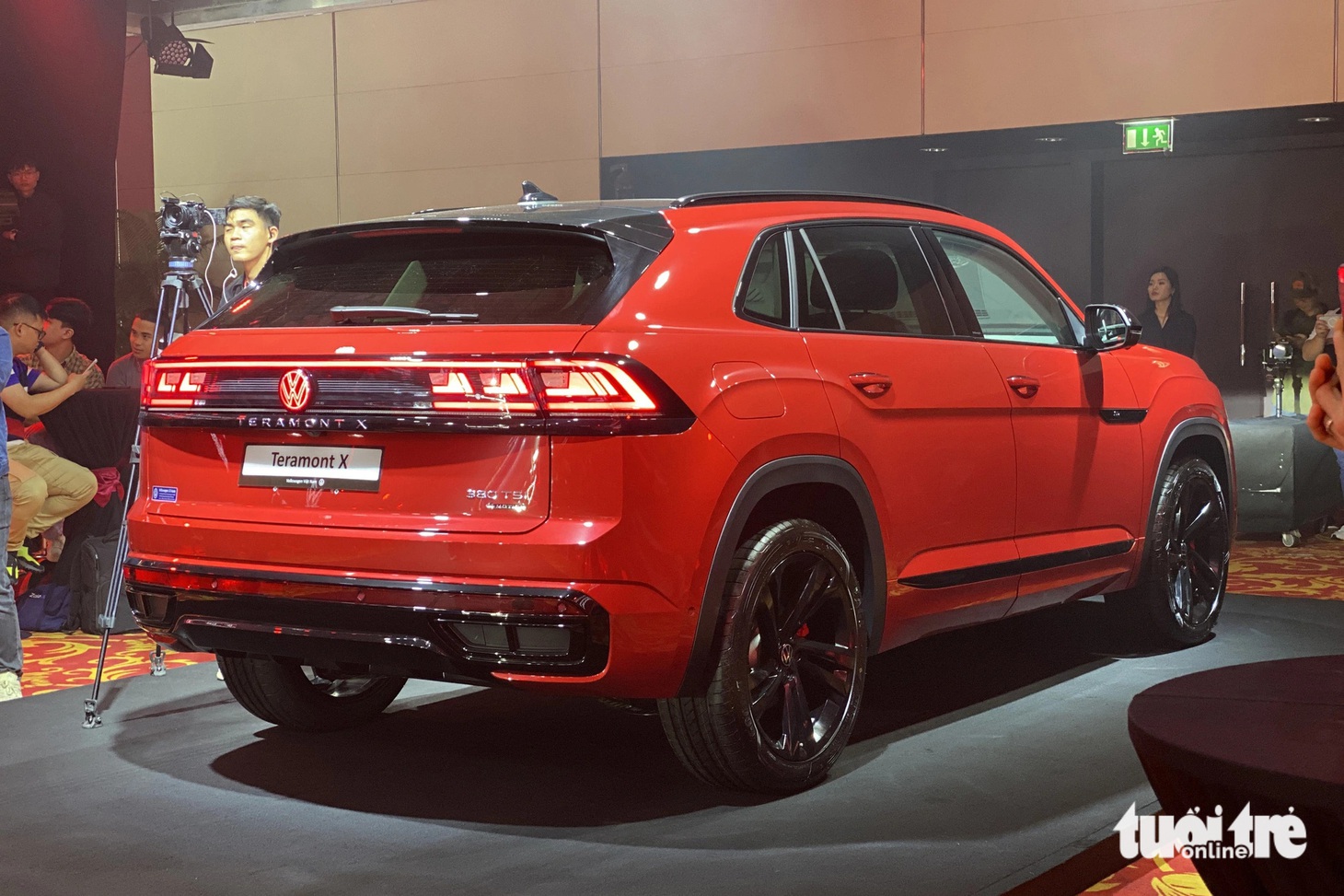 Volkswagen Teramont X sở hữu nhiều tính năng ADAS như cảnh báo va chạm sớm, hỗ trợ phanh tự động, hỗ trợ chuyển làn đường, ga tự động thích ứng, đèn chiếu sáng thông minh. Một số công nghệ nổi bật khác còn có camera 360 độ và tính năng hỗ trợ đỗ xe tự động.