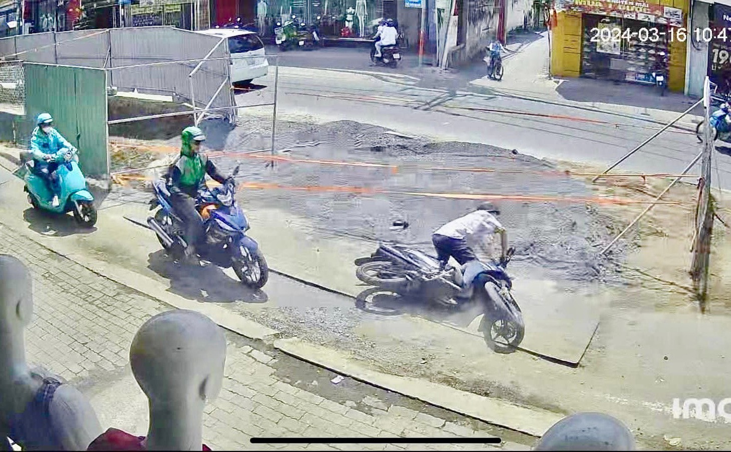Người dân ngã nhào tại khu vực lót tấm thép tại "lô cốt" rào chắn thi công cải tạo hệ thống thoát nước trên đường Võ Văn Ngân - Ảnh: Trích từ camera người dân