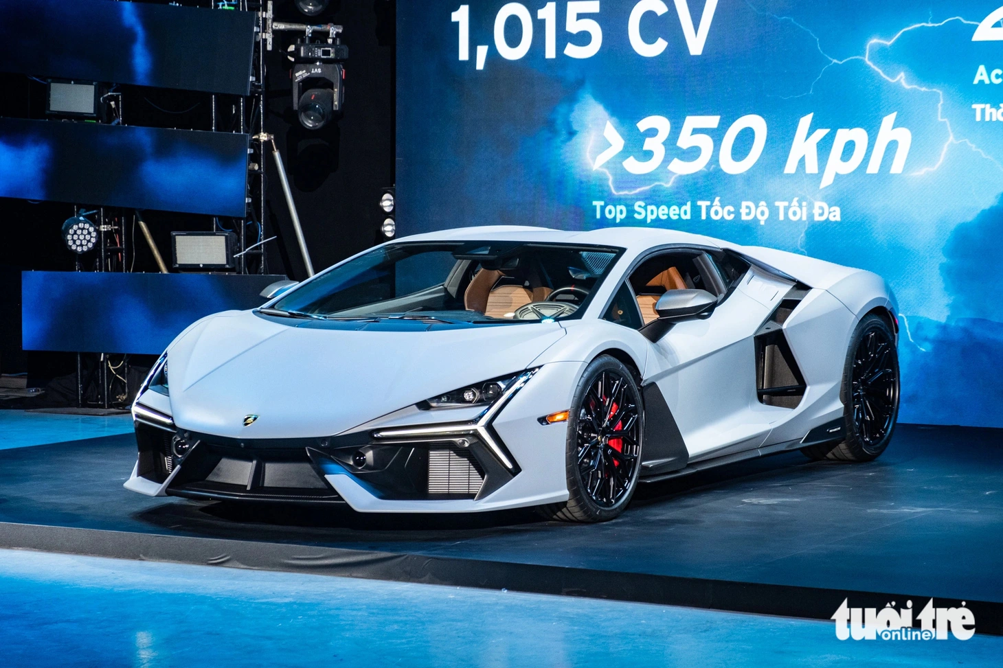 Kế nhiệm Aventador, Revuelto là siêu xe đầu tiên của Lamborghini sử dụng động cơ V12 plug-in HPEV (High Performance Electrified Vehicle).