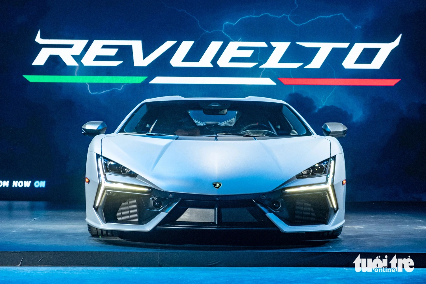 Revuelto dựa trên triết lý thiết kế một đường dọc duy nhất và tỉ lệ đặc trưng của Lamborghini. Ngôn ngữ thiết kế được thừa hưởng từ