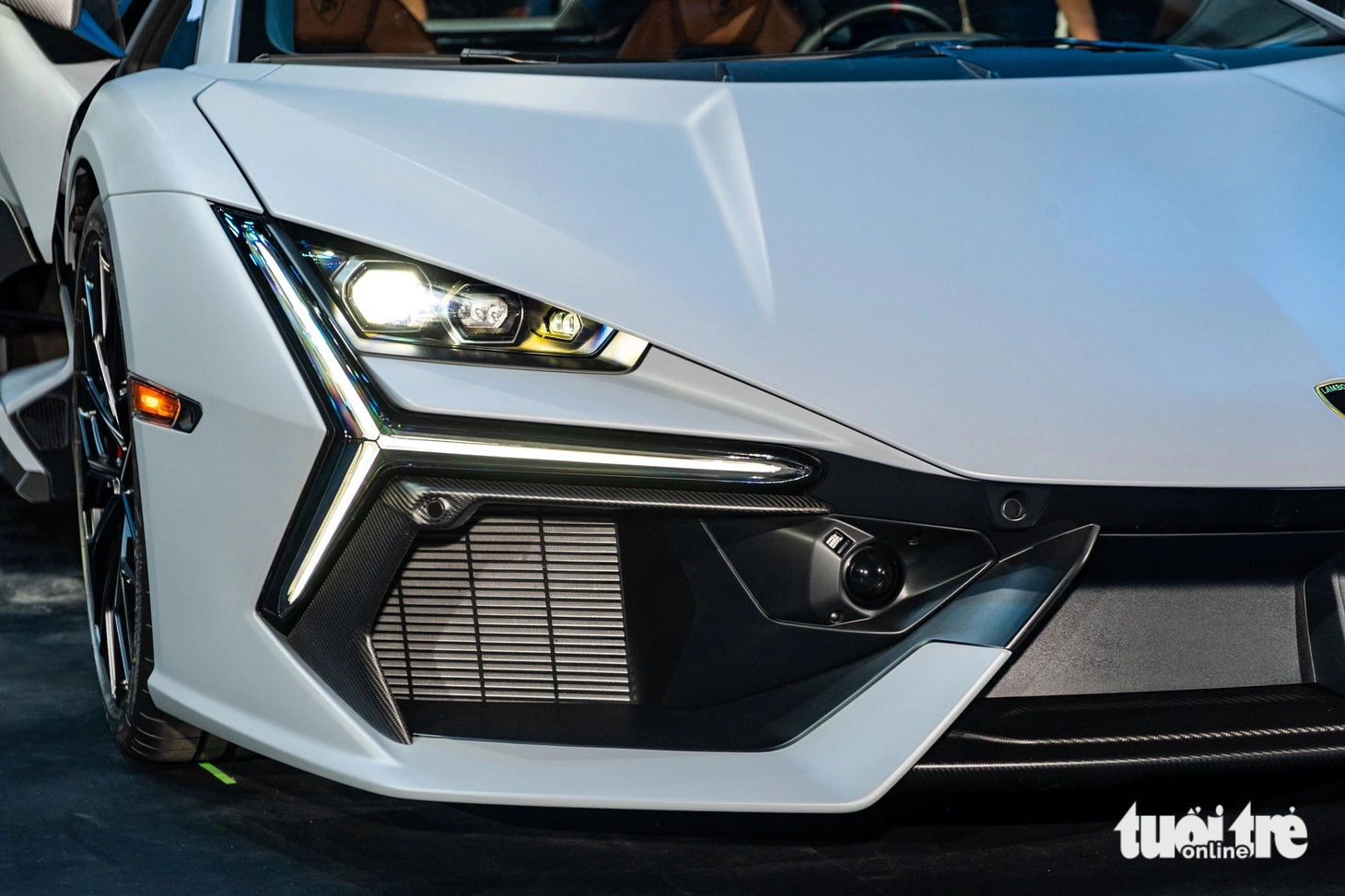Tương tự nhiều mẫu xe khác, hiệu quả khí động học là trọng tâm thiết kế của Lamborghini Revuelto. Tất cả các bộ phận đều được thiết kế tối ưu hóa luồng khí. Ngay cả tay nắm cửa cũng đóng vai trò khí động học với cấu hình cánh hình chữ Y, giúp chuyển hướng luồng khí từ mui xe phía trước đến các cánh tản nhiệt dọc theo thân xe, hướng luồng khí này về phía bộ tản nhiệt. Revuelto tăng tải trọng khí động học phía trước lên 33% và phía sau lên 74% so với Aventador Ultimae (trong điều kiện tải tối đa).