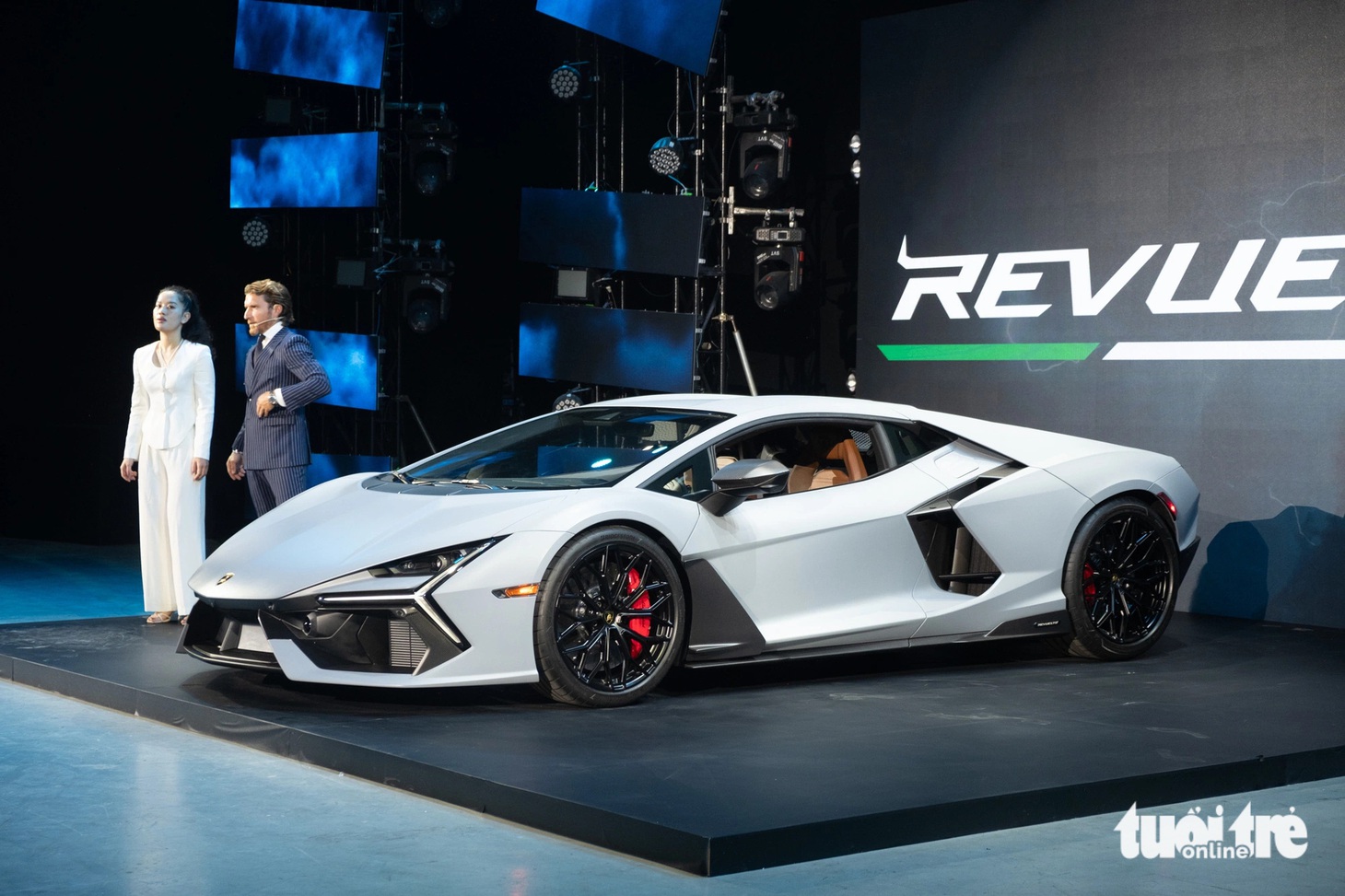 Lamborghini Revuelto sử dụng khung gầm mới lấy cảm hứng từ ngành hàng không. Cấu trúc này bao gồm khung liền khối bằng sợi carbon đa công nghệ và cấu trúc phía trước bằng vật liệu tổng hợp rèn - một vật liệu đặc biệt làm từ sợi carbon ngắn ngâm trong nhựa. Revuelto cũng là siêu xe đầu tiên sở hữu cấu trúc phía trước 100% bằng sợi carbon.
