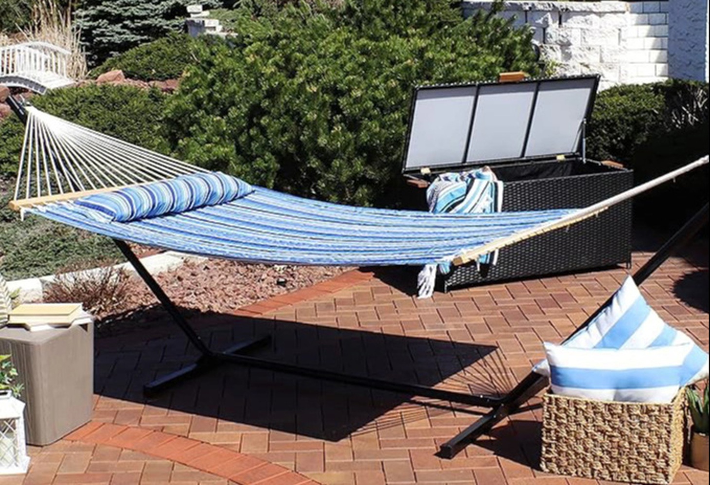 Chiếc võng đôi đơn giản, thoải mái nhưng vẫn mang đầy phong cách - Ảnh: HGTV