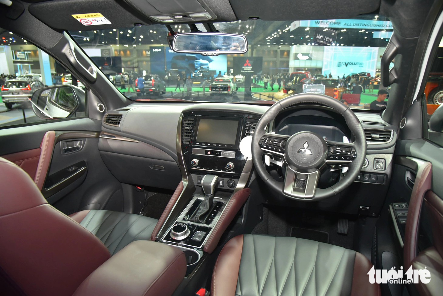 Khoang lái Pajero Sport 