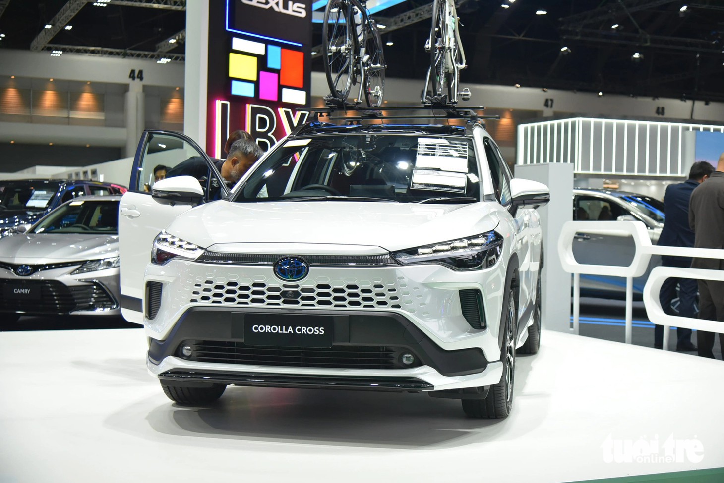 Toyota Corolla Cross 2024 bổ sung tính năng phanh tự động khi đỗ xe, nâng cấp camera toàn cảnh (thêm chế độ trong suốt và tăng độ nét vào ban đêm), nâng cấp ga tự động thông minh (hoạt động ở mọi dải tốc độ), thêm cảm biến (4 cảm biến trước và 4 cảm biến sau).