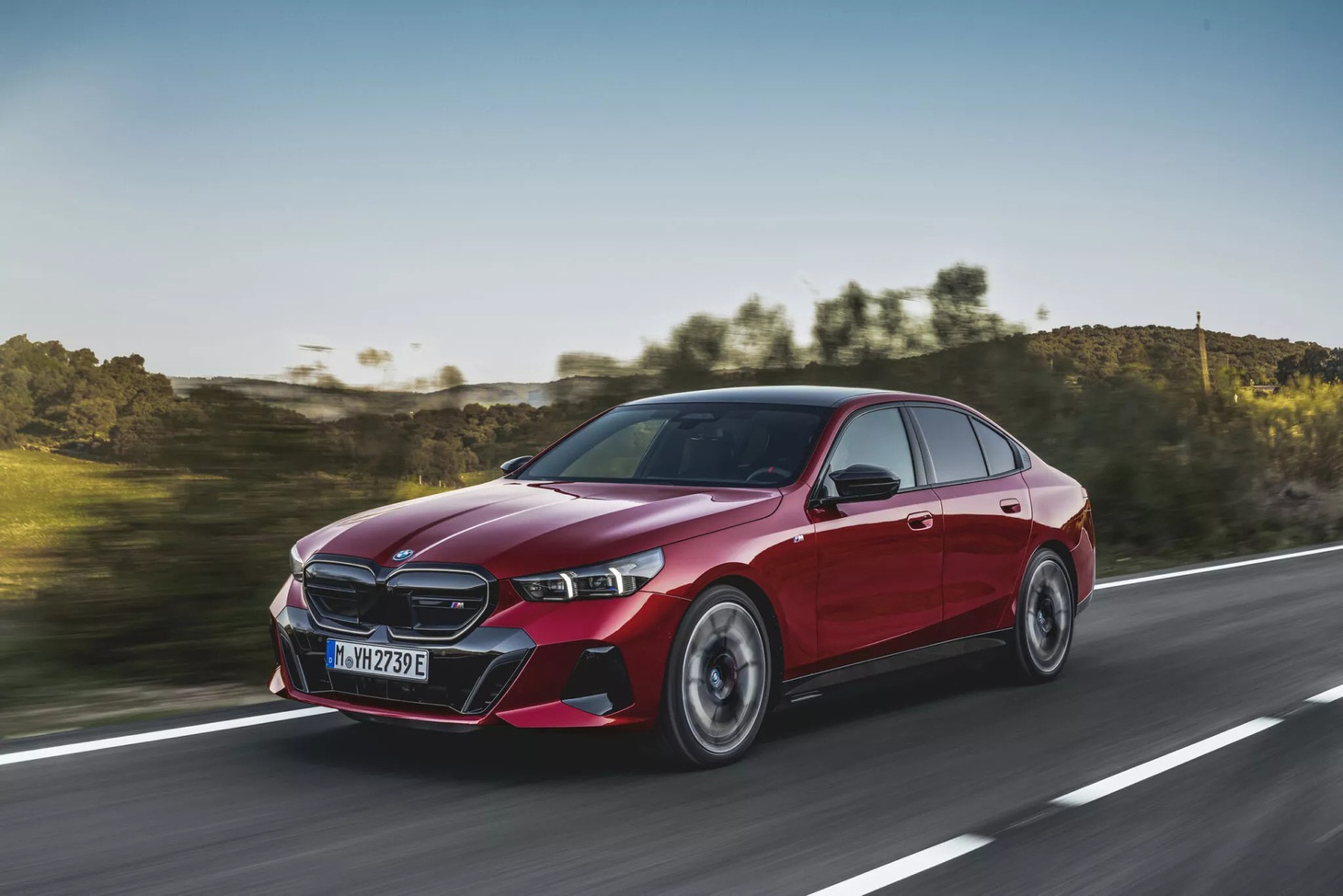 BMW 5-Series và i5 đồng giải nhất hạng mục xe sang - Ảnh: BMW