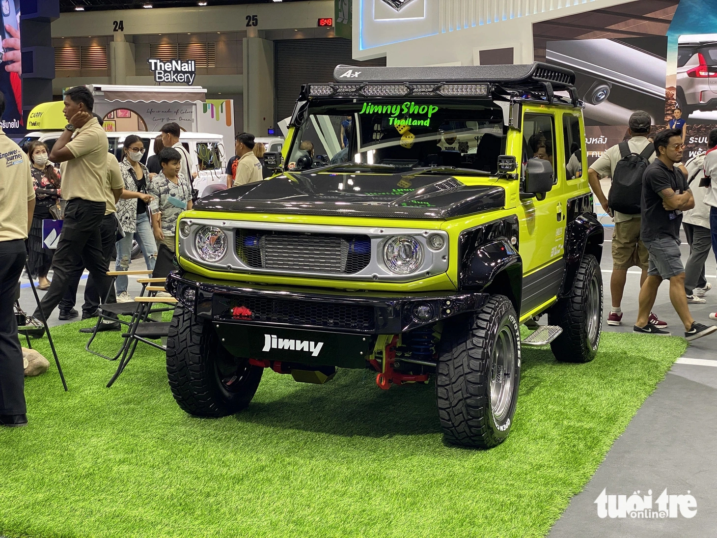 Chiếc Suzuki Jimny này độ theo phong cách xe chuyên off-road với ngoại hình hầm hố hơn rất nhiều so với nguyên bản.