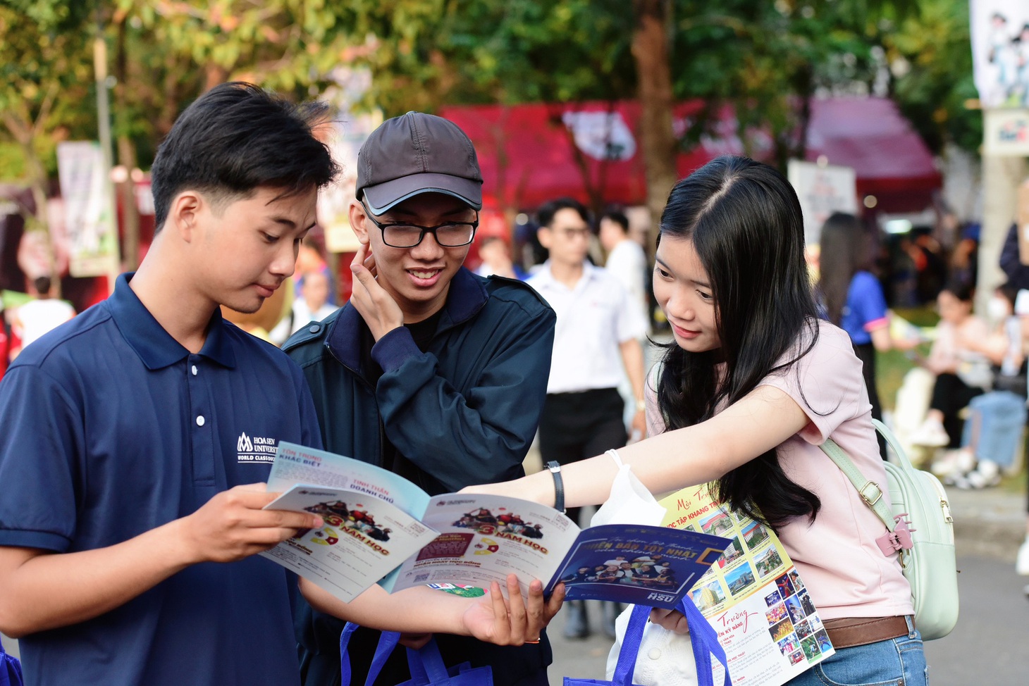 Học sinh tìm hiểu thông tin các trường tại ngày hội - Ảnh: DUYÊN PHAN