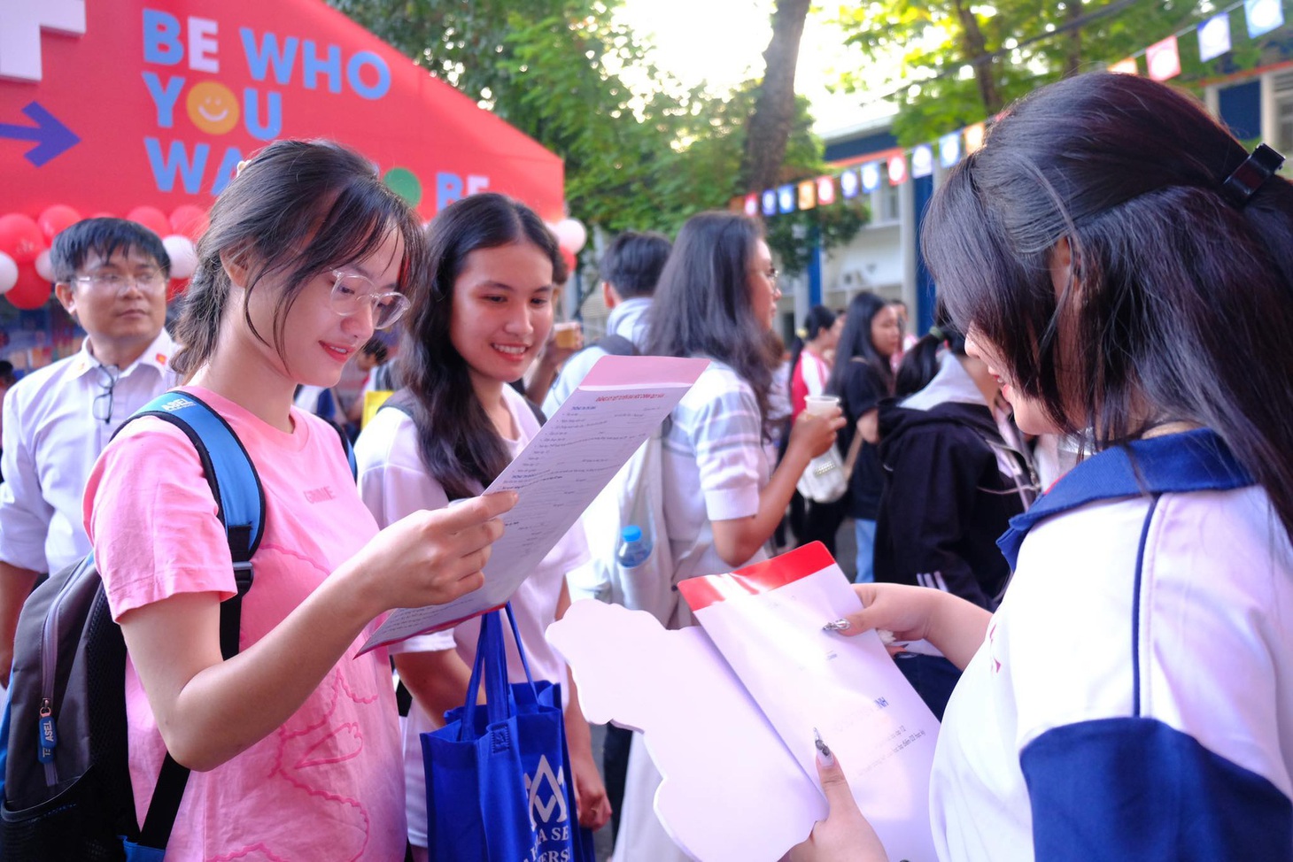Em Nguyễn Xuân Hằng (học sinh THPT Tân Hiệp, Tiền Giang, bìa trái) cho biết em đến ngày hội để tham khảo những trường đạo tạo ngành kinh doanh quốc tế - Ảnh: NGỌC PHƯỢNG