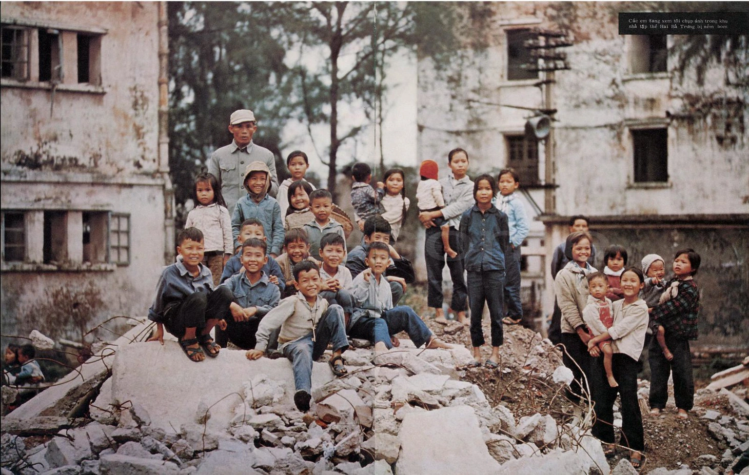 Các em nhỏ ở khu nhà tập thể Hai Bà Trưng, Hà Nội vừa bị ném bom - Ảnh: Ishikawa Bun'yo