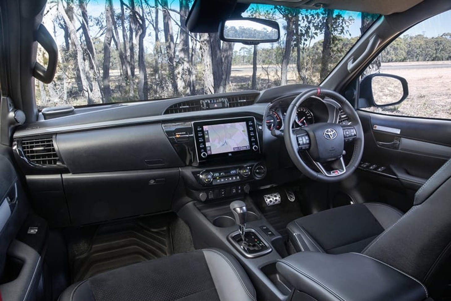 Nội thất xe là khu vực ít điểm độc quyền nhất so với Hilux GR Sport thông thường - Ảnh: Toyota