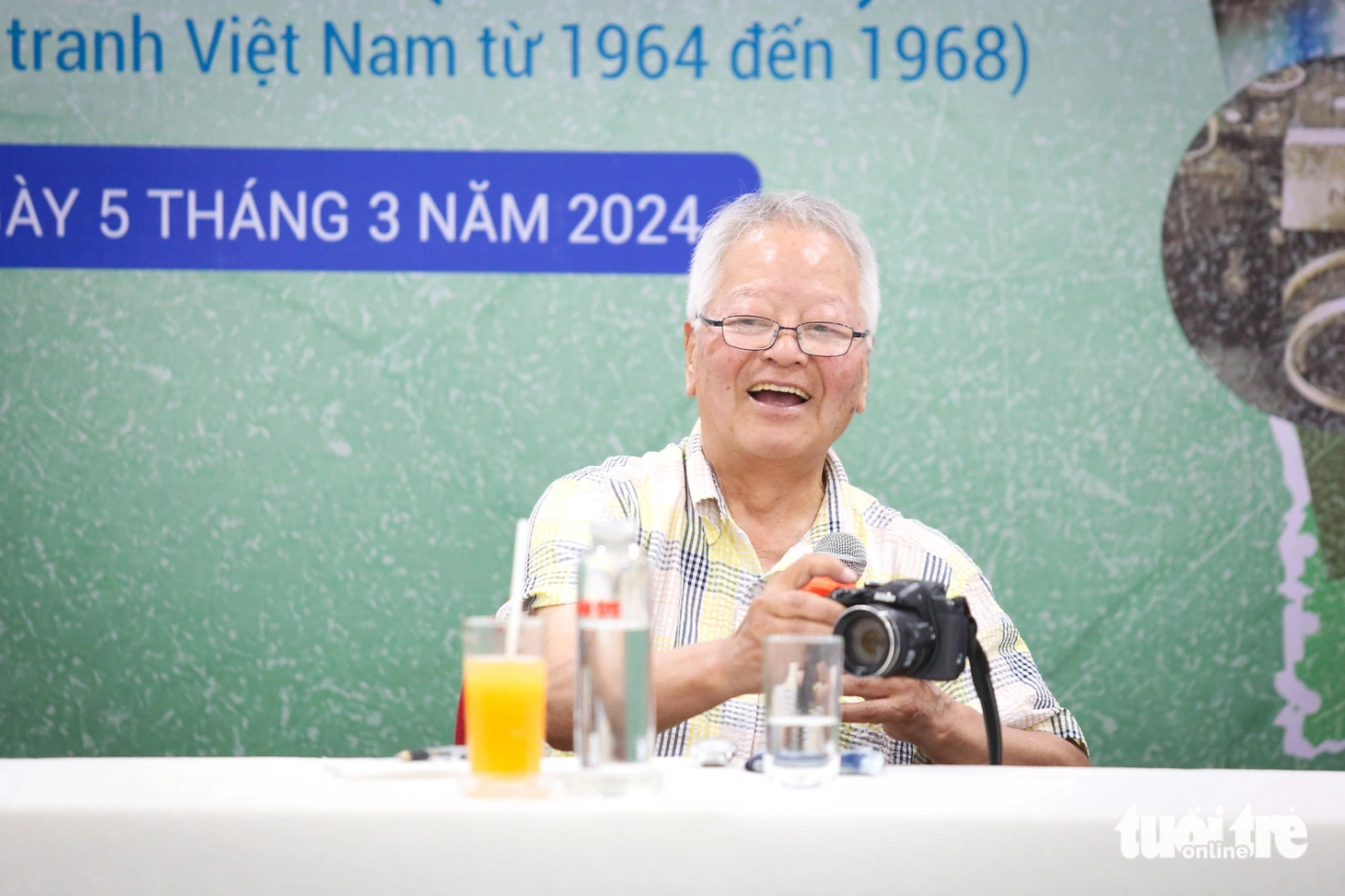 Nhà báo Ishikawa Bun'yo cầm máy tác nghiệp ngay giữa buổi giao lưu - Ảnh: PHƯƠNG QUYÊN
