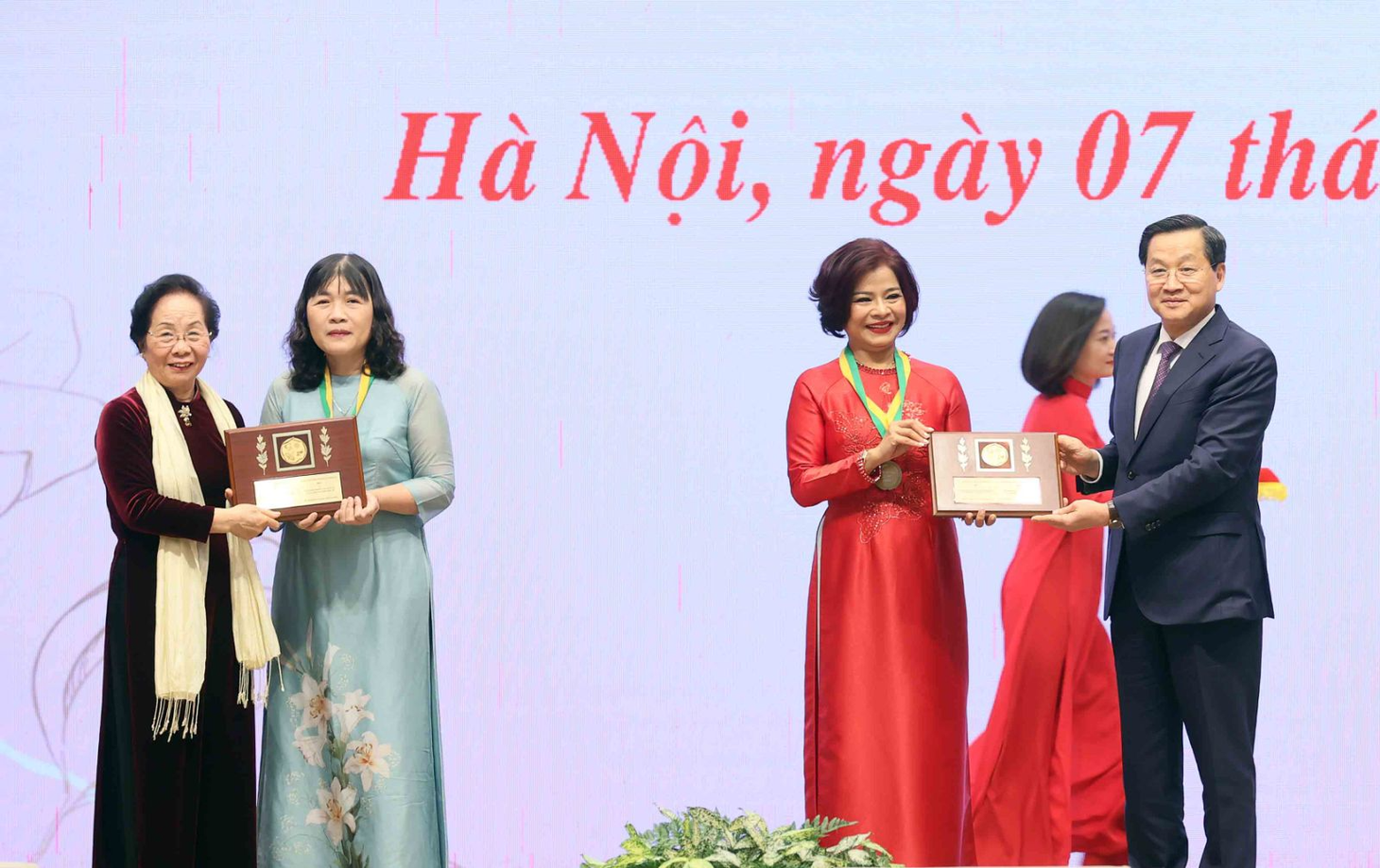 Phó thủ tướng Lê Minh Khái và bà Nguyễn Thị Doan trao giải Kovalevskaia cho 2 nhà khoa học nữ có thành tích nghiên cứu khoa học xuất sắc - Ảnh VGP