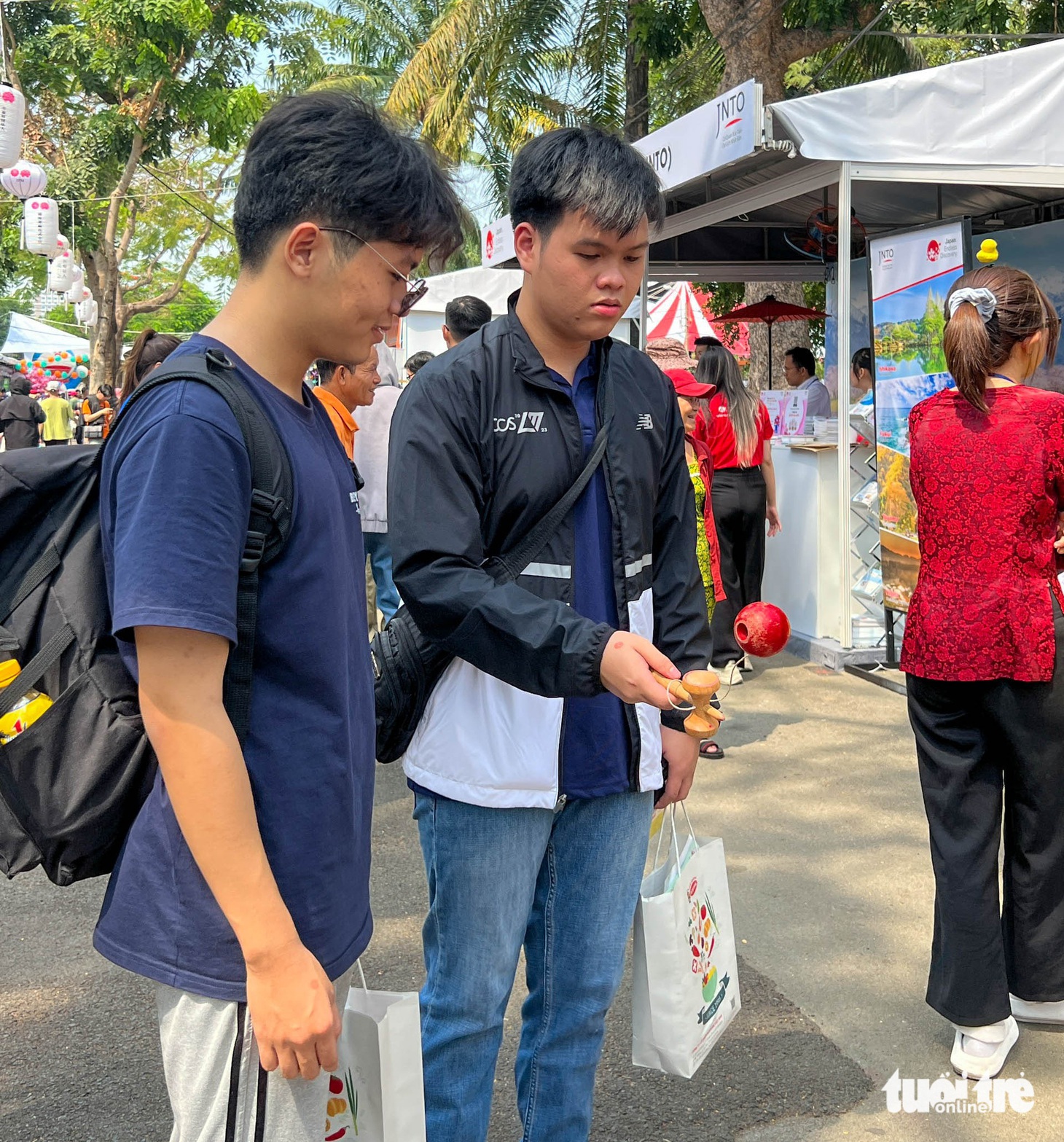 Chơi trò chơi dân gian Nhật Bản kendama