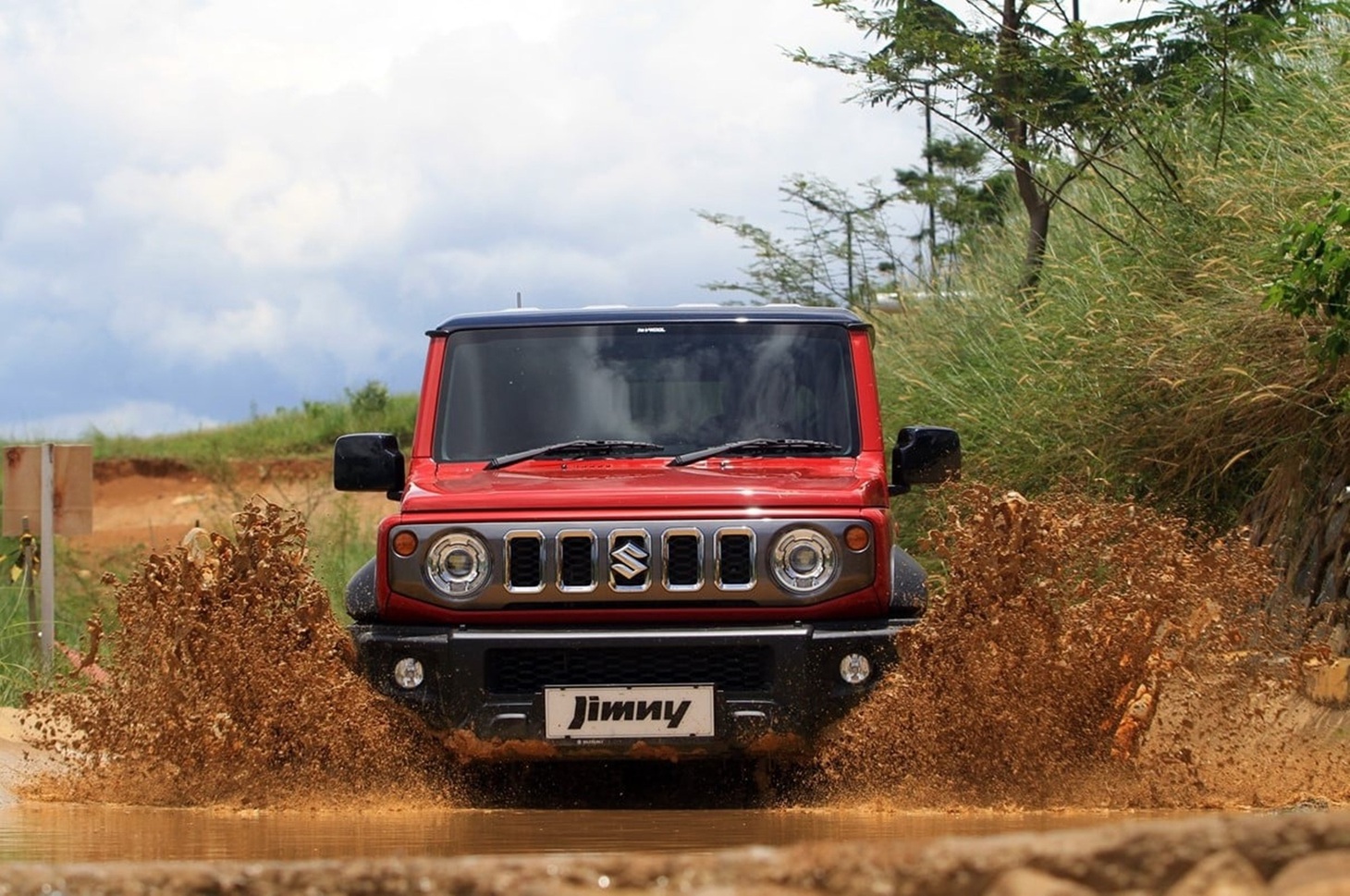 Suzuki đã trang bị cho Jimny hệ thống AllGrip Pro giúp chủ động truyền lực tới bánh trước và bánh sau theo nhu cầu. Nhờ đó các tài xế có thể dễ dàng chinh phục các cung đường khó. Hệ thống AllGrip Pro có khả năng chuyển đổi từ loại 2 cầu sang 1 cầu, hoặc ngược lại một cách nhanh chóng - Ảnh: Suzuki