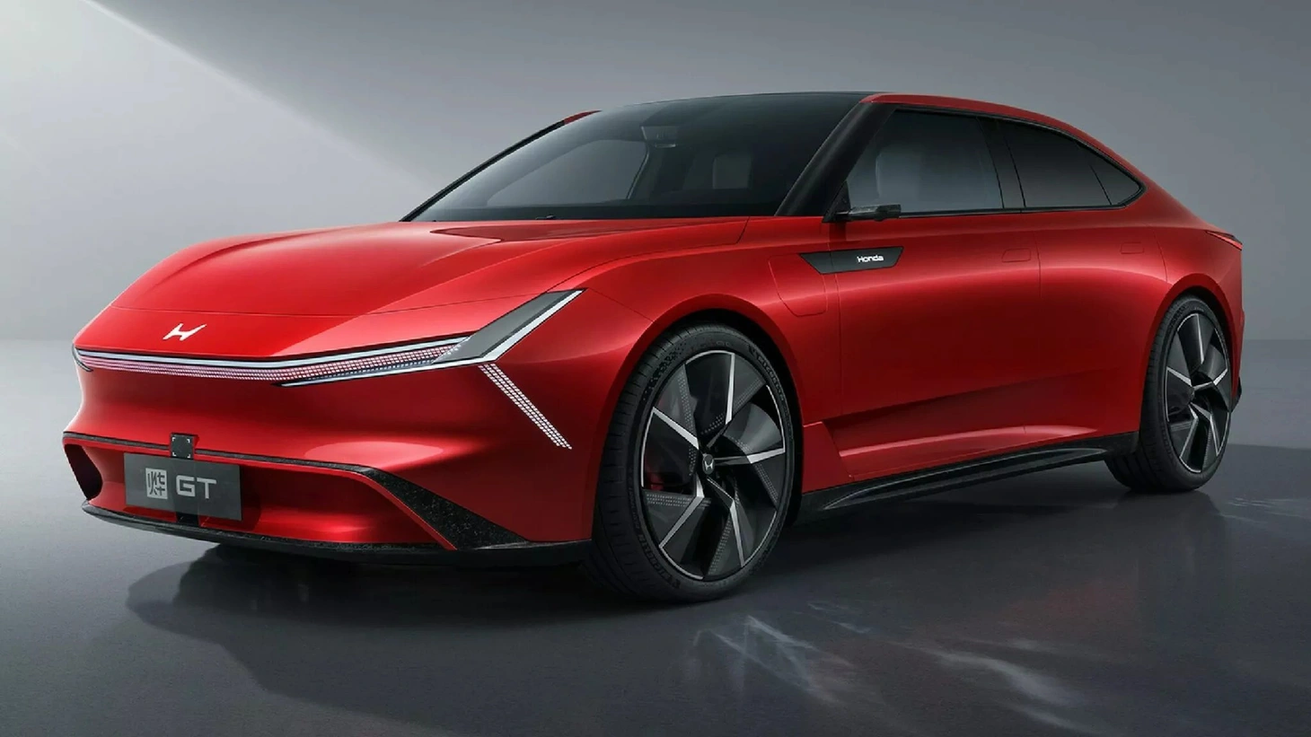 Mẫu sedan điện với đèn ban ngày hình chữ Y lớn gây liên tưởng tới Lamborghini Revuelto - Ảnh: Honda