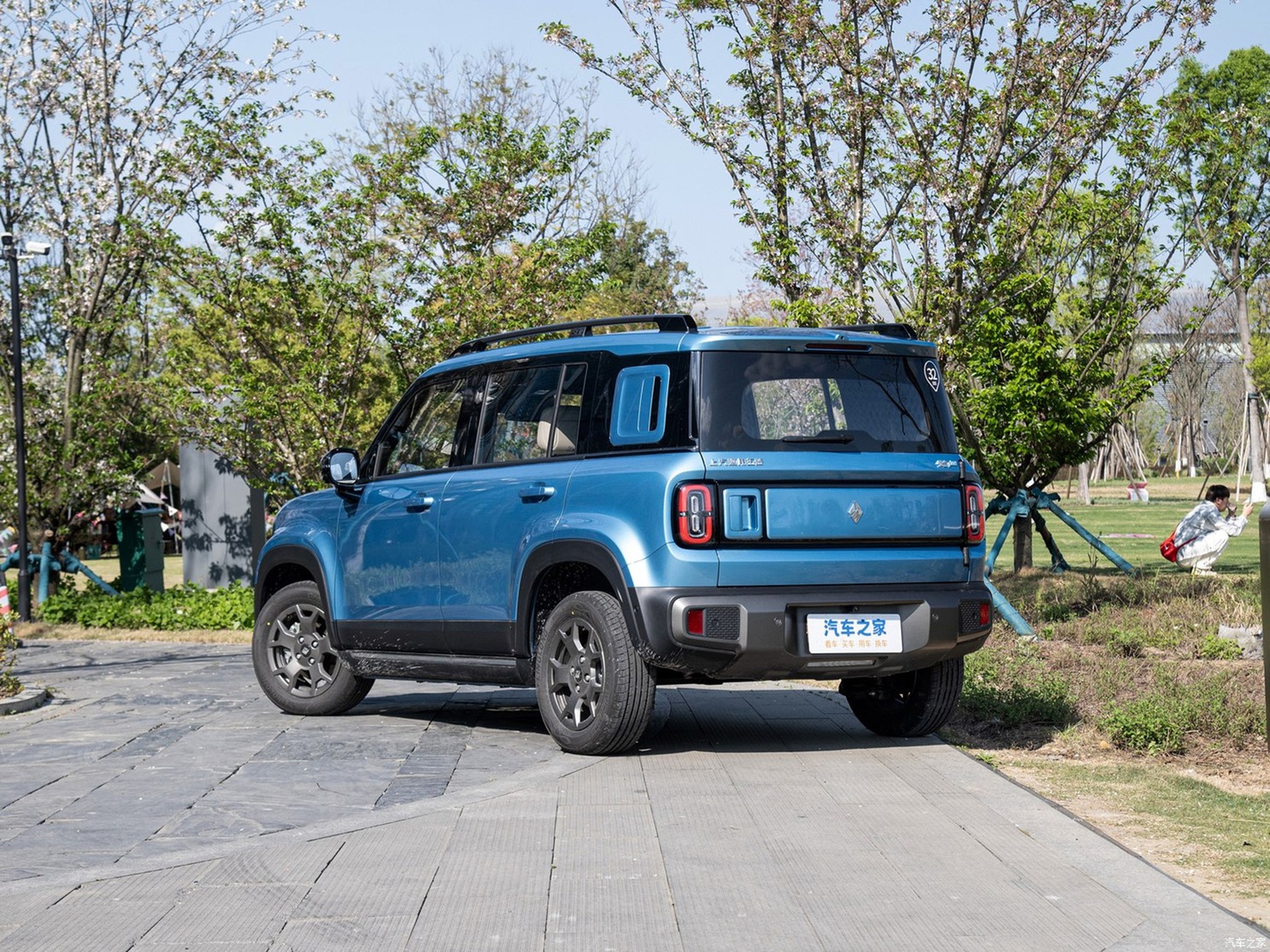 Ngoài kích thước, so với bản ba cửa, điểm khác biệt lớn nhất của Baojun Yep Plus 2024 là đã bỏ hộp chứa đồ ở phía sau và bổ sung logo Baojun ở chính giữa đuôi xe. Cửa sau vẫn giữ thiết kế mở ngang và có thể hỗ trợ một bàn nhỏ phía sau - Ảnh: Autohome