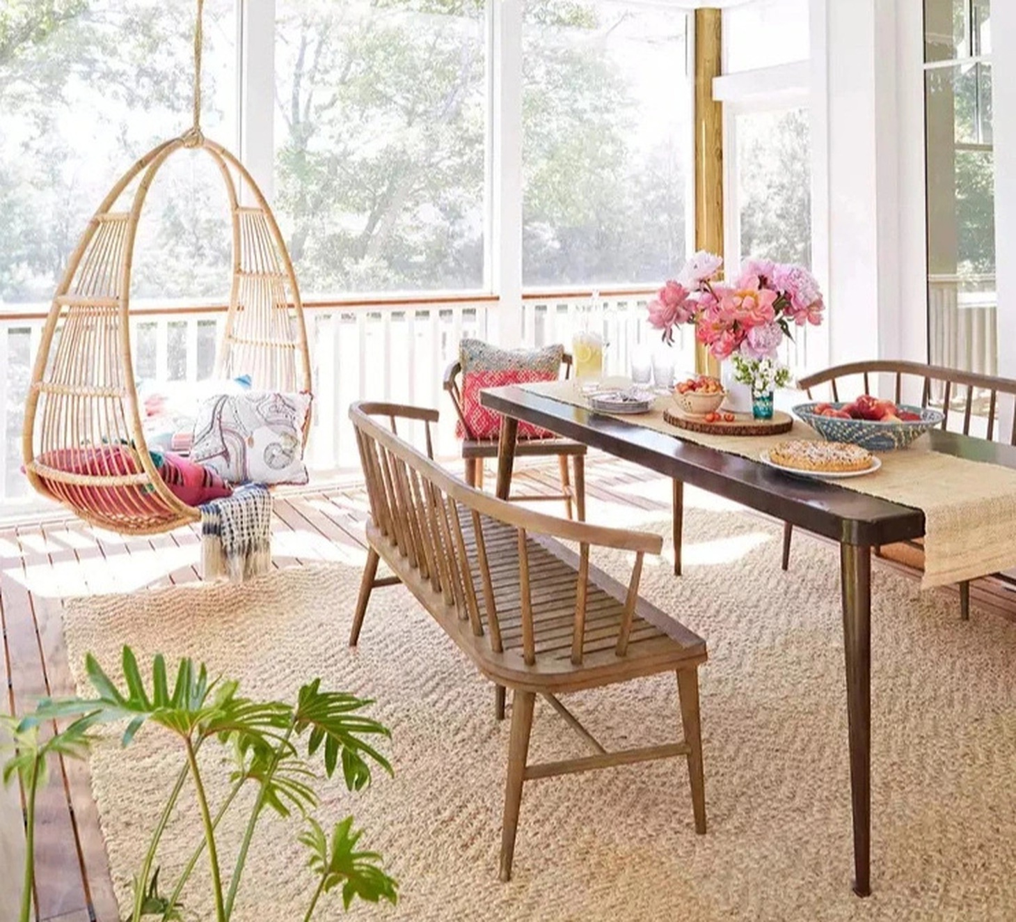 Đung đưa nhẹ nhàng với chiếc ghế treo nơi hàng hiên - Ảnh: BHG