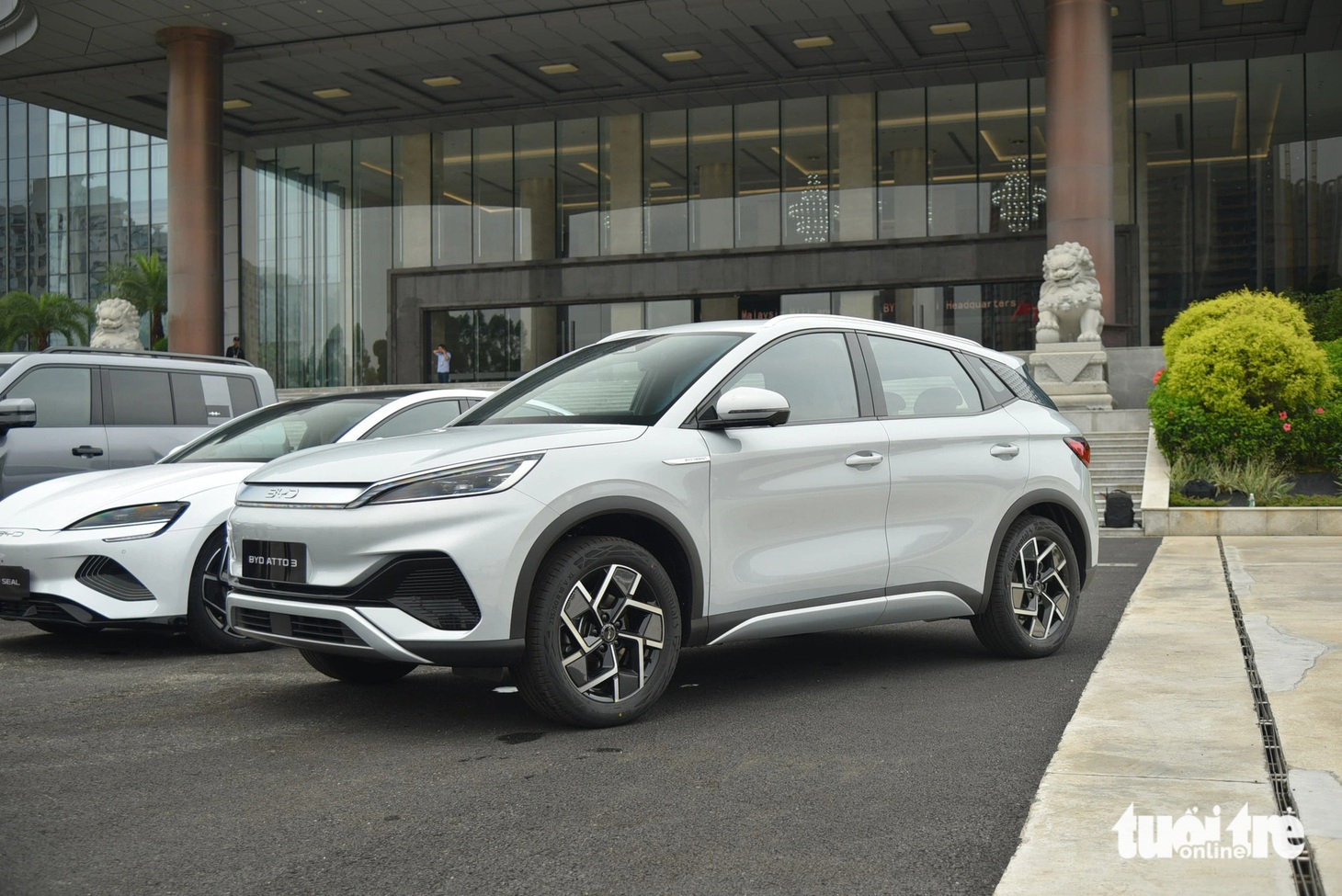 Với thông số 4.455 x 1.875 x 1.615 (mm), BYD Atto 3 có kích thước nằm giữa VinFast VF 7 và VF 6. Do đó, có thể xếp BYD Atto 3 chung