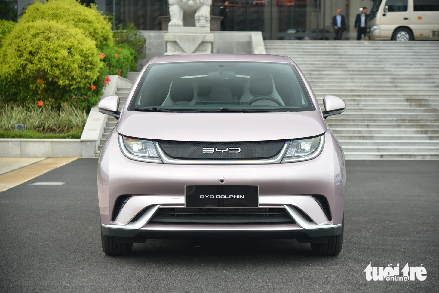 BYD Dolphin là mẫu xe dáng hatchback nhỏ gọn mà năng động. Xe có đèn pha LED bật/tắt tự động, đèn hậu LED, gương chiếu hậu chỉnh và sưởi điện. 