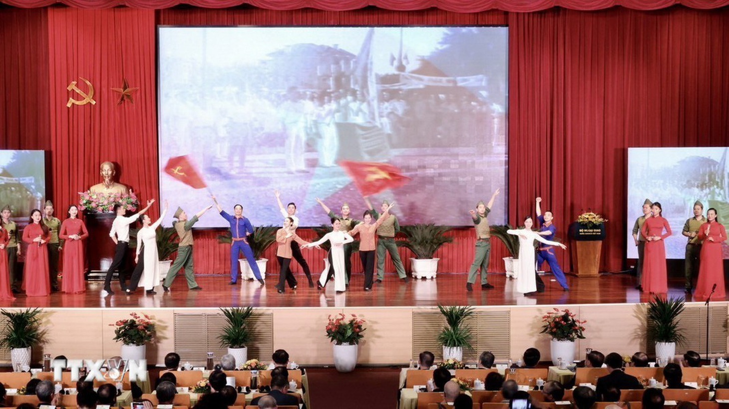 Biểu diễn văn nghệ tại lễ kỷ niệm 70 năm Hiệp định Geneve - Ảnh: TTXVN