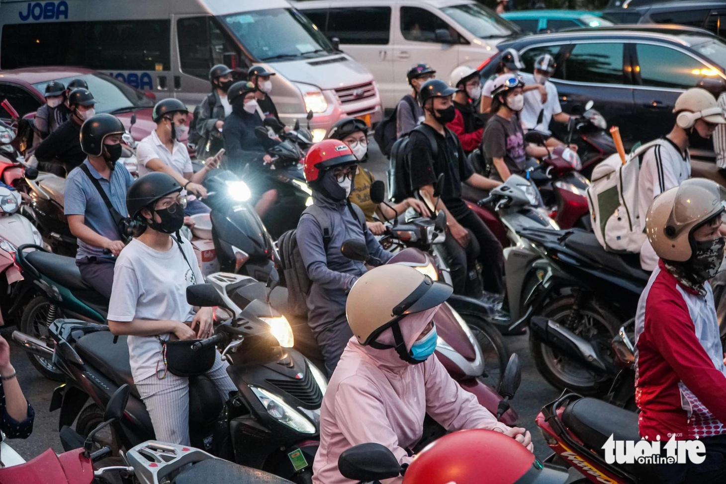 Người dân rời Hà Nội ngày 26-4-2024 nghỉ lễ 30-4 và 1-5 - Ảnh: PHẠM TUẤN