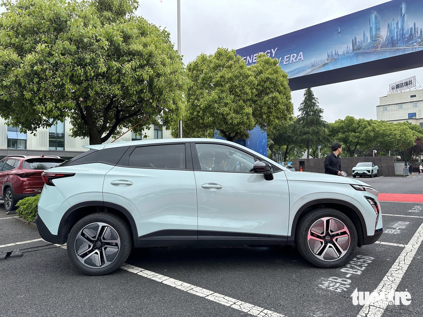 Omoda E5 có trần xe phong cách fastback, vuốt ngược về phía sau. Kích thước 4.424 x 1.830 x 1.588 (mm), chiều dài cơ sở 2.630mm. So với bản xăng, E5 có chiều dài nhỉnh hơn 24mm. Trọng lượng đạt 1.785kg.&nbsp;