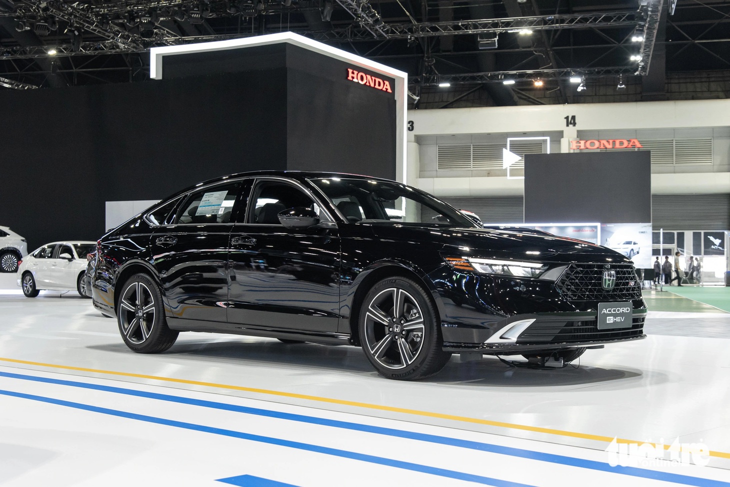 So với thế hệ cũ, Honda Accord 2024 mang phong cách tối giản hơn. Lưới tản nhiệt cỡ lớn, dàn đèn pha LED mới, bên dưới là cản trước khá tròn trịa tích hợp hốc gió.