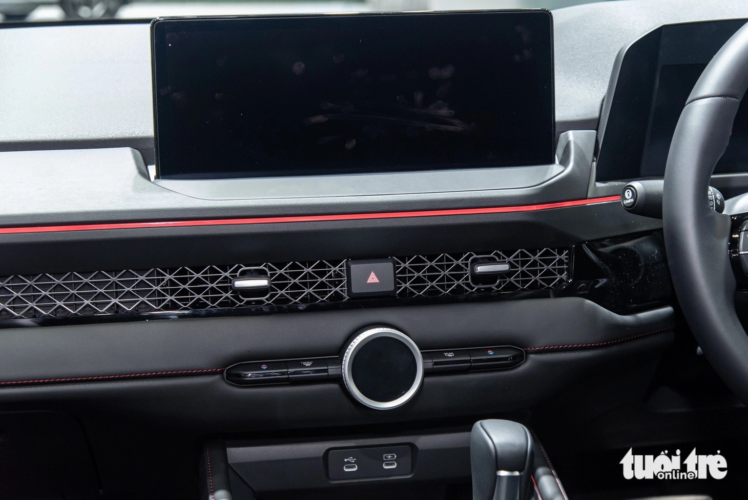 Honda Accord tại thị trường châu Á có các núm chỉnh hệ thống làm mát được tối giản với chỉ duy nhất 1 núm xoay ở giữa và một số núm bấm vật lý. Ngoài ra, bằng cách ấn vào nút trước khi xoay, người dùng có thể lựa chọn điều chỉnh âm lượng, nhiệt độ và đèn. Trong khi đó, Accord bán tại Mỹ được trang bị 3 núm xoay và nhiều nút vật lý, khá giống với City, Civic hay CR-V đang bán tại Việt Nam.