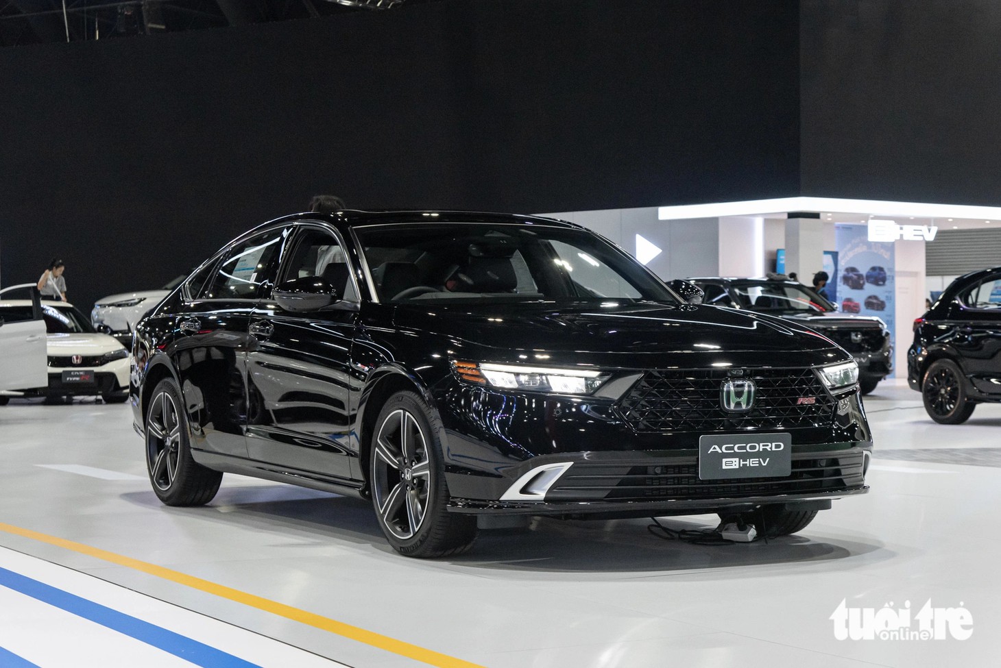 Honda Accord 2024 sử dụng động cơ xăng 2.0L công suất 145 mã lực và 182 Nm mô-men xoắn kết hợp mô tơ điện 181 mã lực và 335 Nm mô-men xoắn. Tổng công suất kết hợp của mẫu xe này là 207 mã lực.