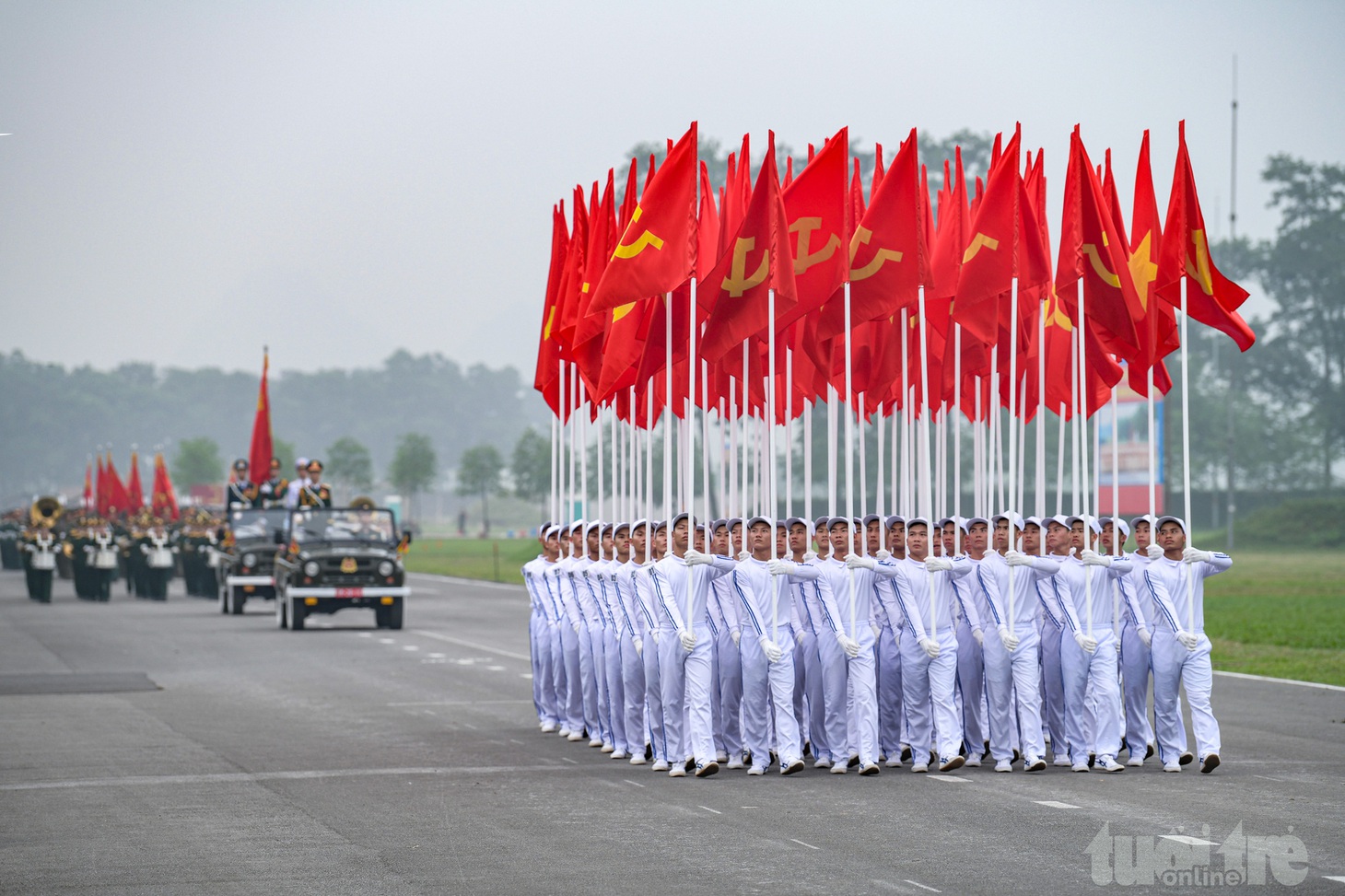 Đi đầu là khối cờ Đảng, cờ Tổ quốc