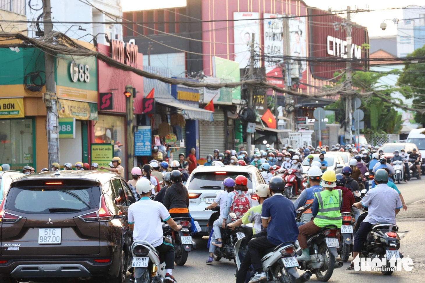 Lượng lớn xe cộ tập trung vào