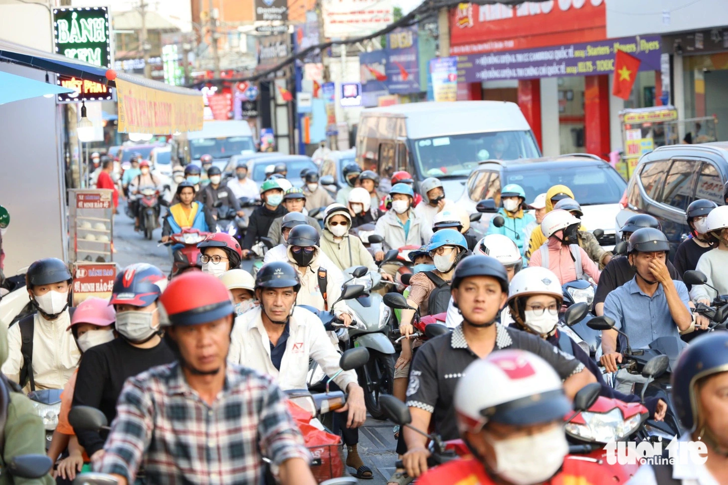 Xe cộ chen chúc nhau trong khoảng đường hẹp - Ảnh: NGỌC QUÝ